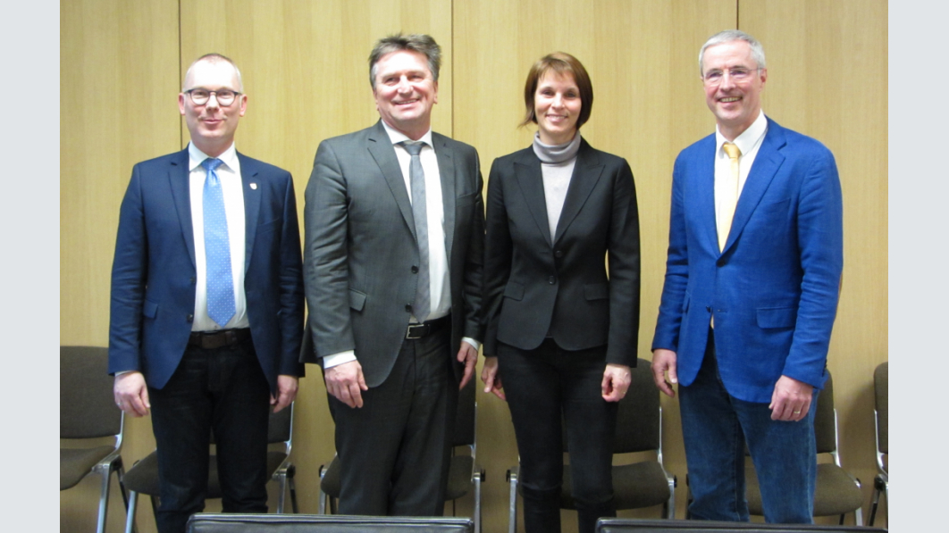 Foto C. Fechner - v.l.n.r.: Dr. Frank J. Reuther, 1. Vorsitzender des MB-Landesverbandes Baden-Württemberg, Minister Manne Lucha (Grüne), Sandra Bigge, Geschäftsführerin des MB-Landesverbandes Baden-Württemberg, Dr. Matthias Fabian, Beisitzer im Vorstand des MB-Landesverbands Baden-Württemberg