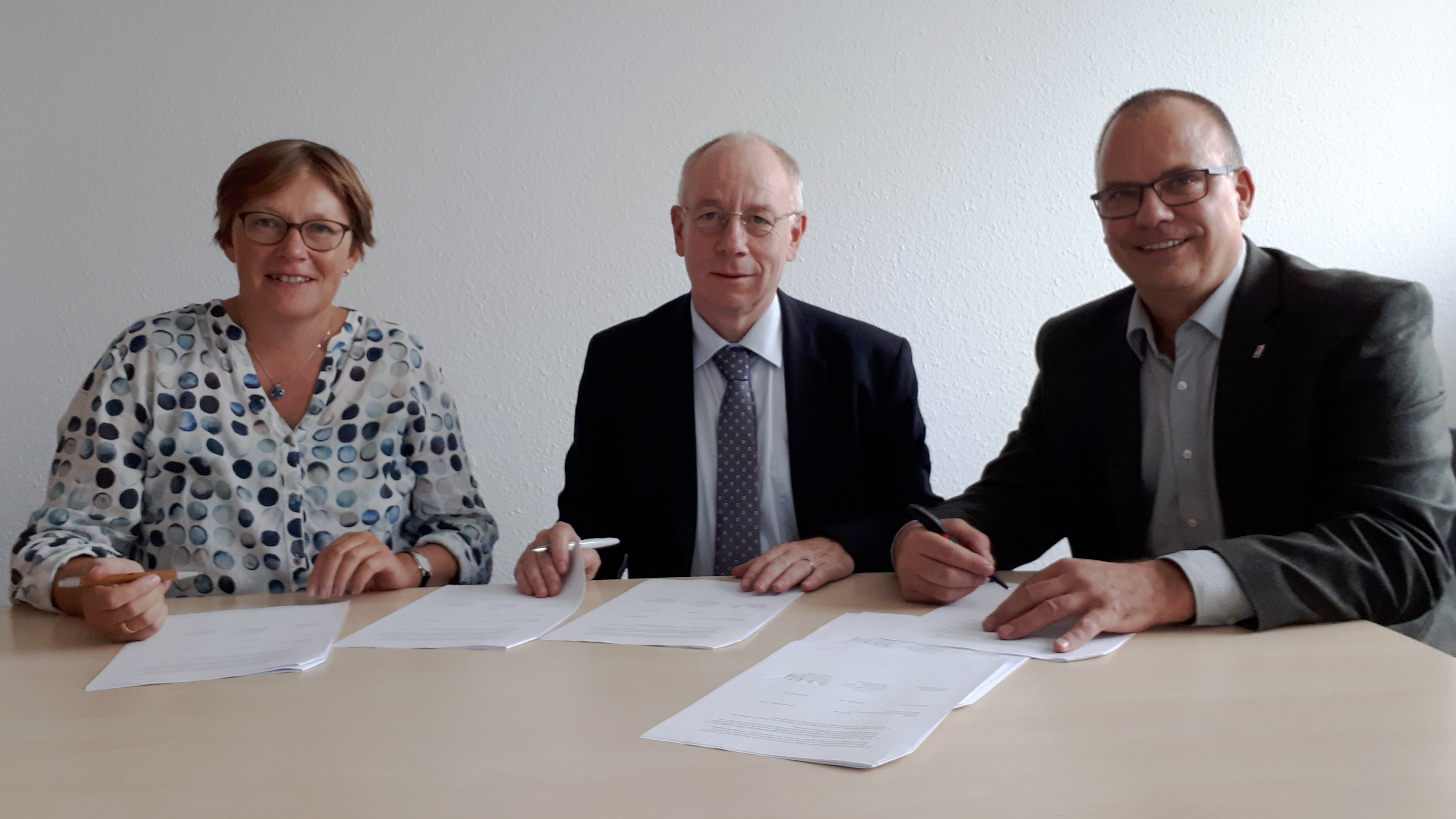 Annette Klausing, Rüdiger Becker, Hans Martin Wollenberg DDN, Ver.di und Marburger Bund unterzeichnen Schlichtungsvereinbarung.