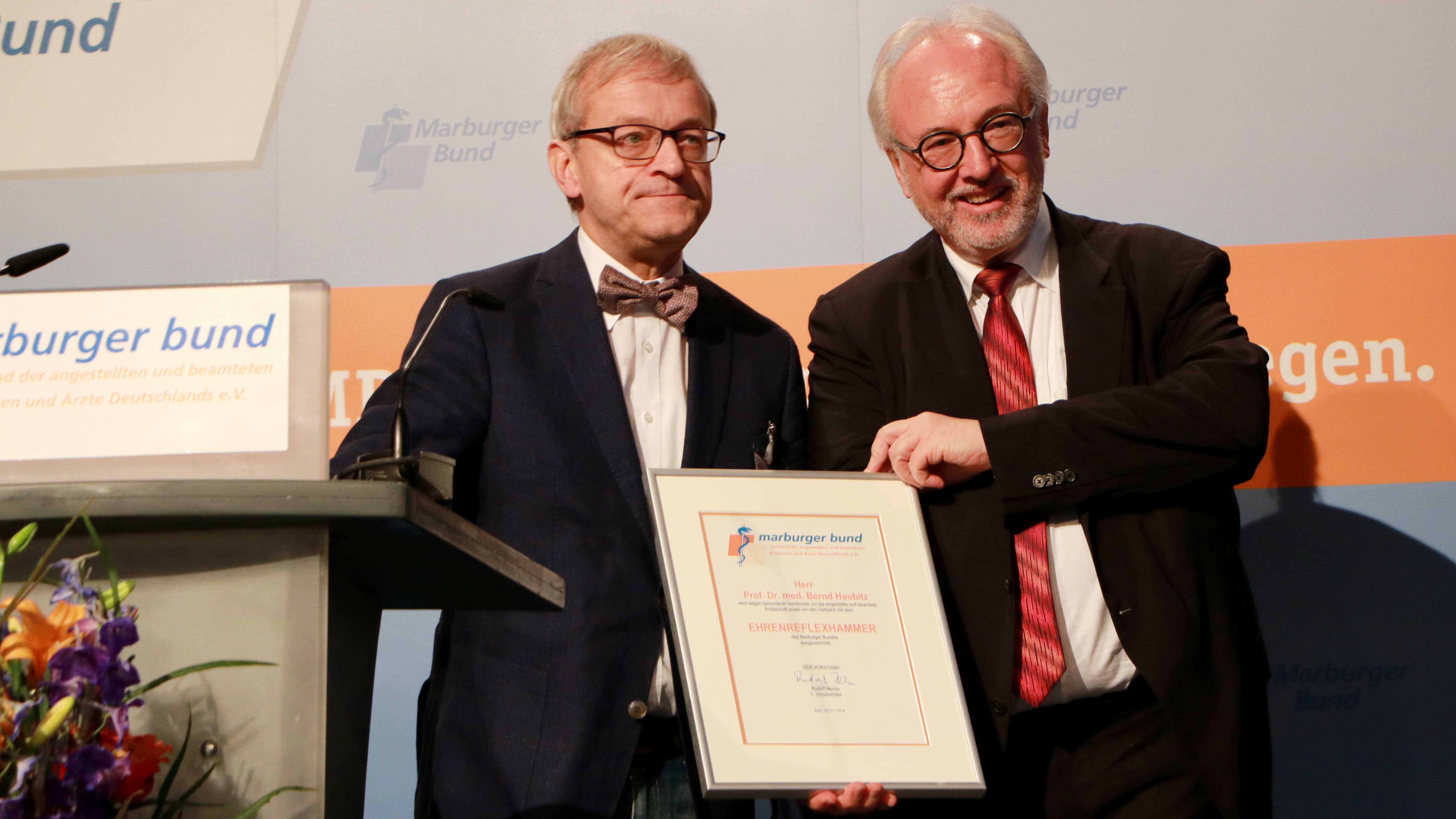 Rudolf Henke überreicht Prof. Dr. Bernd Haubitz Ehrenreflexhammer und Urkunde./Foto: swa