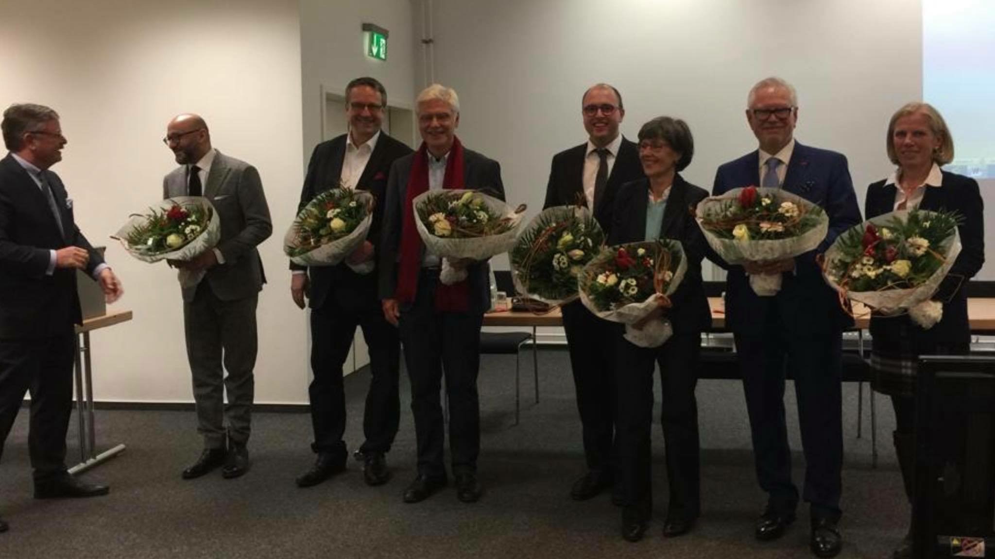 Amtswechsel - Der neue Vorstand der Ärztekammer Hamburg wird mit Blumen begrüßt.