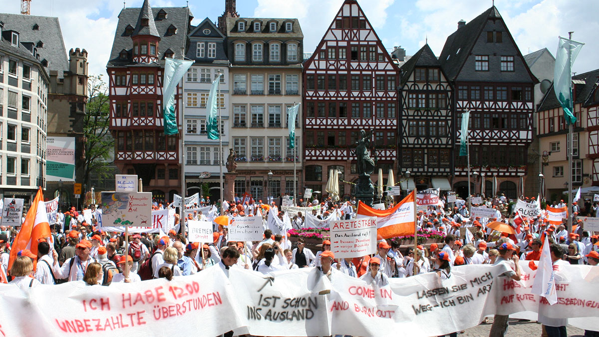 Warnstreik der Ärztinnen und Ärzte auf dem Römerberg in Frankfurt