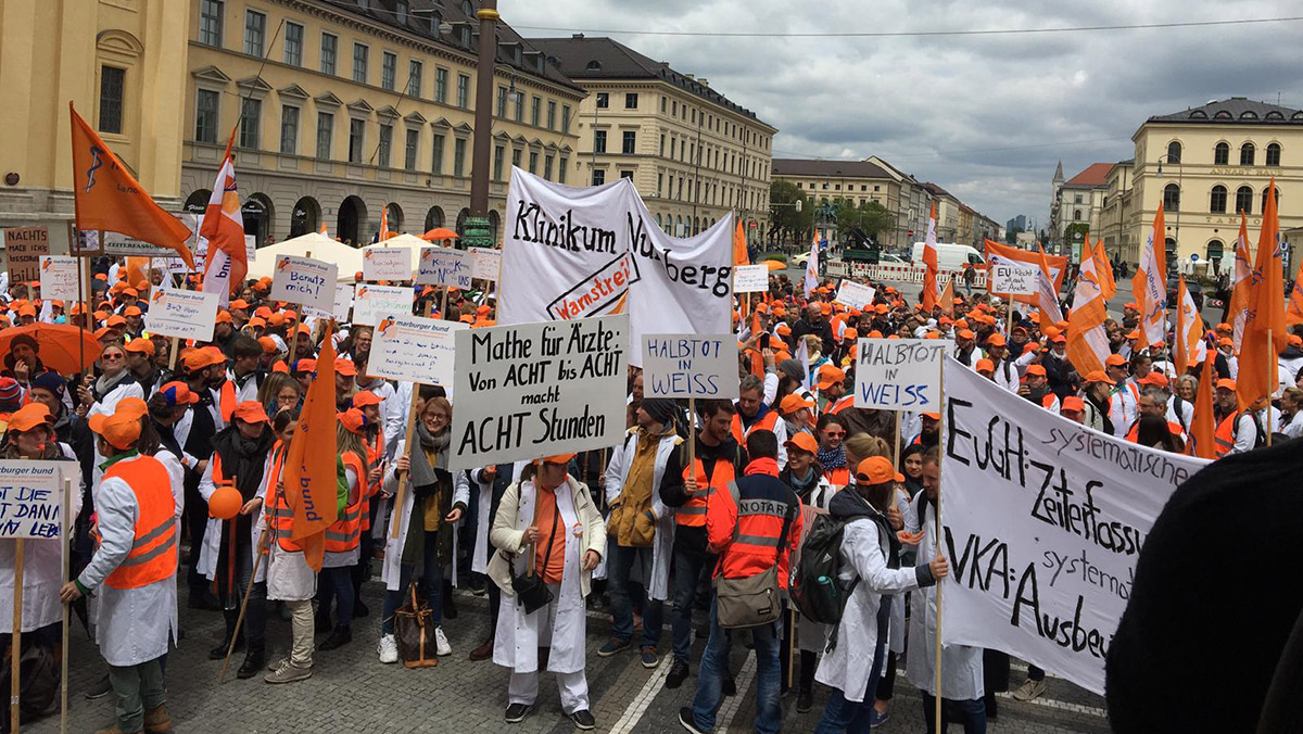 Warnstreik in Bayern: Streikende auf dem Odeonsplatz in München
