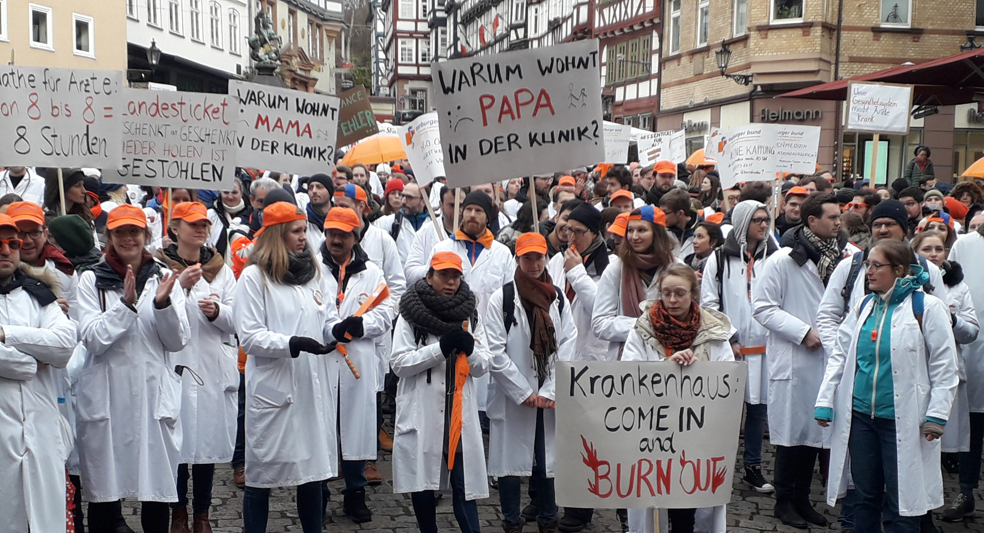 Kundgebung zum Streik auf dem Marburger Markt