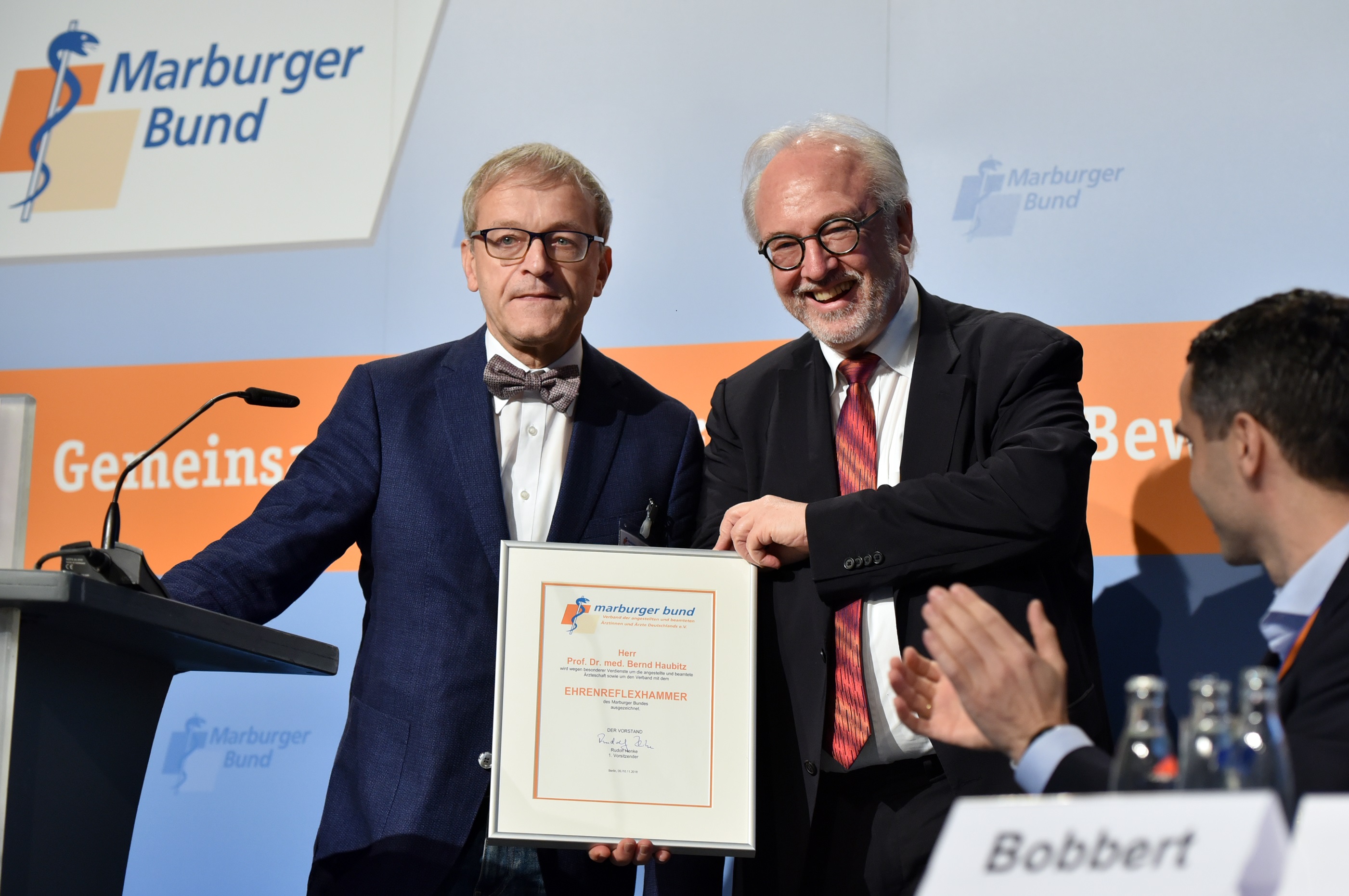 Seit über 40 Jahren MB-Mitglied: Bei der Jahreshauptversammlung 2018 wurde Professor Dr. Bernd Haubitz (links) mit dem „MB-Ehrenreflexhammer“, überreicht durch den damaligen Bundesvorsitzenden Rudolf Henke, für sein außerordentliches Engagement für die angestellte und beamtete Ärzteschaft geehrt. Foto: Jürgen Gebhardt Seit über 40 Jahren MB-Mitglied: Bei der Jahreshauptversammlung 2018 wurde Professor Dr. Bernd Haubitz (links) mit dem „MB-Ehrenreflexhammer“, überreicht durch den damaligen Bundesvorsitzenden Rudolf Henke, für sein außerordentliches Engagement für die angestellte und beamtete Ärzteschaft geehrt. Foto: Jürgen Gebhardt