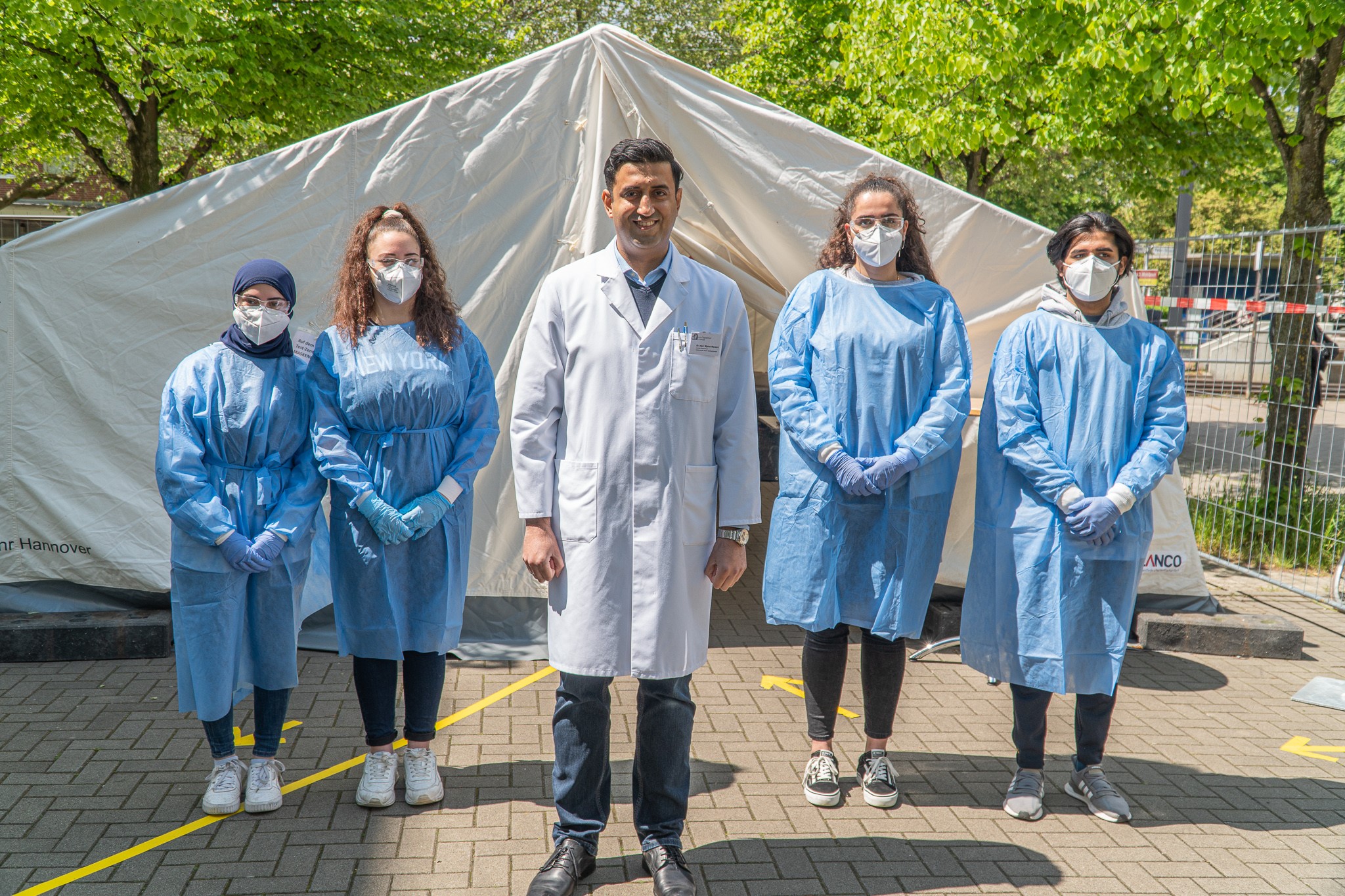 Mit seinem Team setzt sich Dr. Wjahat Waraich täglich dafür ein, dass sich die Menschen vor Ort testen, informieren und hoffentlich auch bald impfen lassen können. Foto: privat