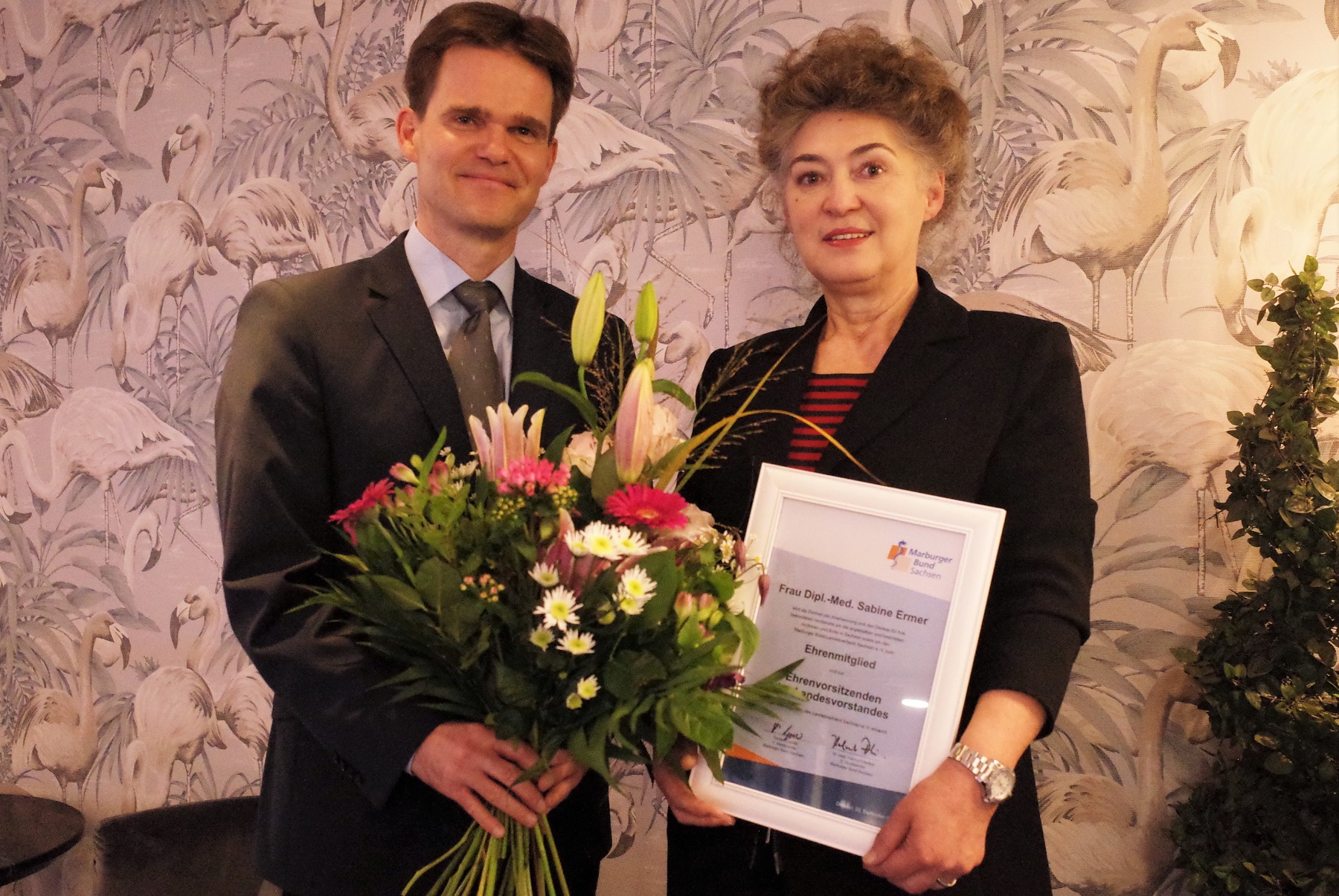 Steffen Forner (Geschäftsführer MB Sachsen) überreicht Dipl.-Med. Sabine Ermer die Urkunde über den Ehrenvorsitz und die Ehrenmitgliedschaft im Marburger Bund Sachsen. Steffen Forner (Geschäftsführer MB Sachsen) überreicht Dipl.-Med. Sabine Ermer die Urkunde über den Ehrenvorsitz und die Ehrenmitgliedschaft im Marburger Bund Sachsen.