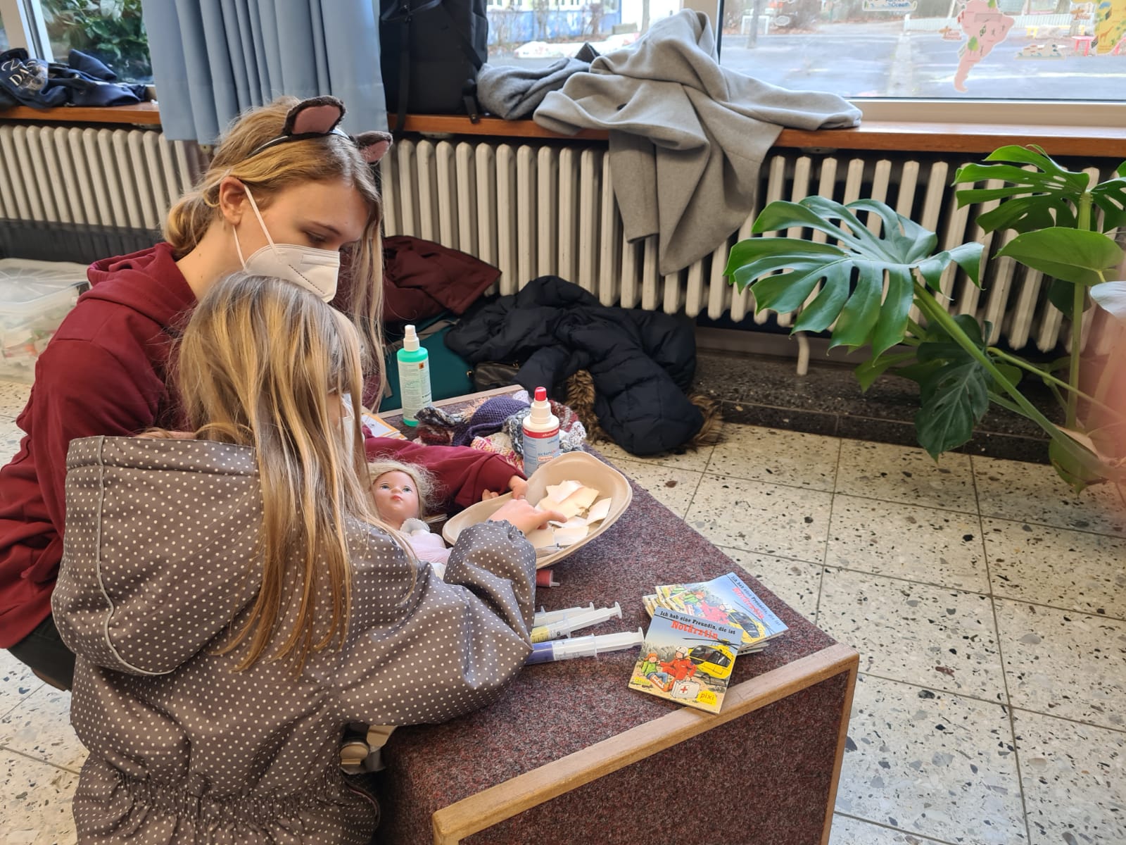 Zuerst waren die Kuscheltiere und Puppen dran – das Teddybärkrankenhaus half den Kindern vor Ort, spielerisch mit der Impfung umzugehen. Foto: Bilgin Bayram