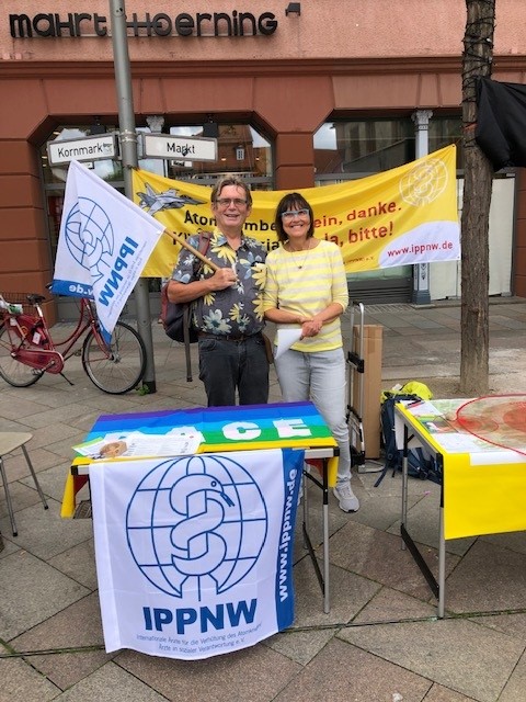 Die Göttinger IPPNW-Aktiven in Aktion. Foto: privat Die Göttinger IPPNW-Aktiven in Aktion. Foto: privat