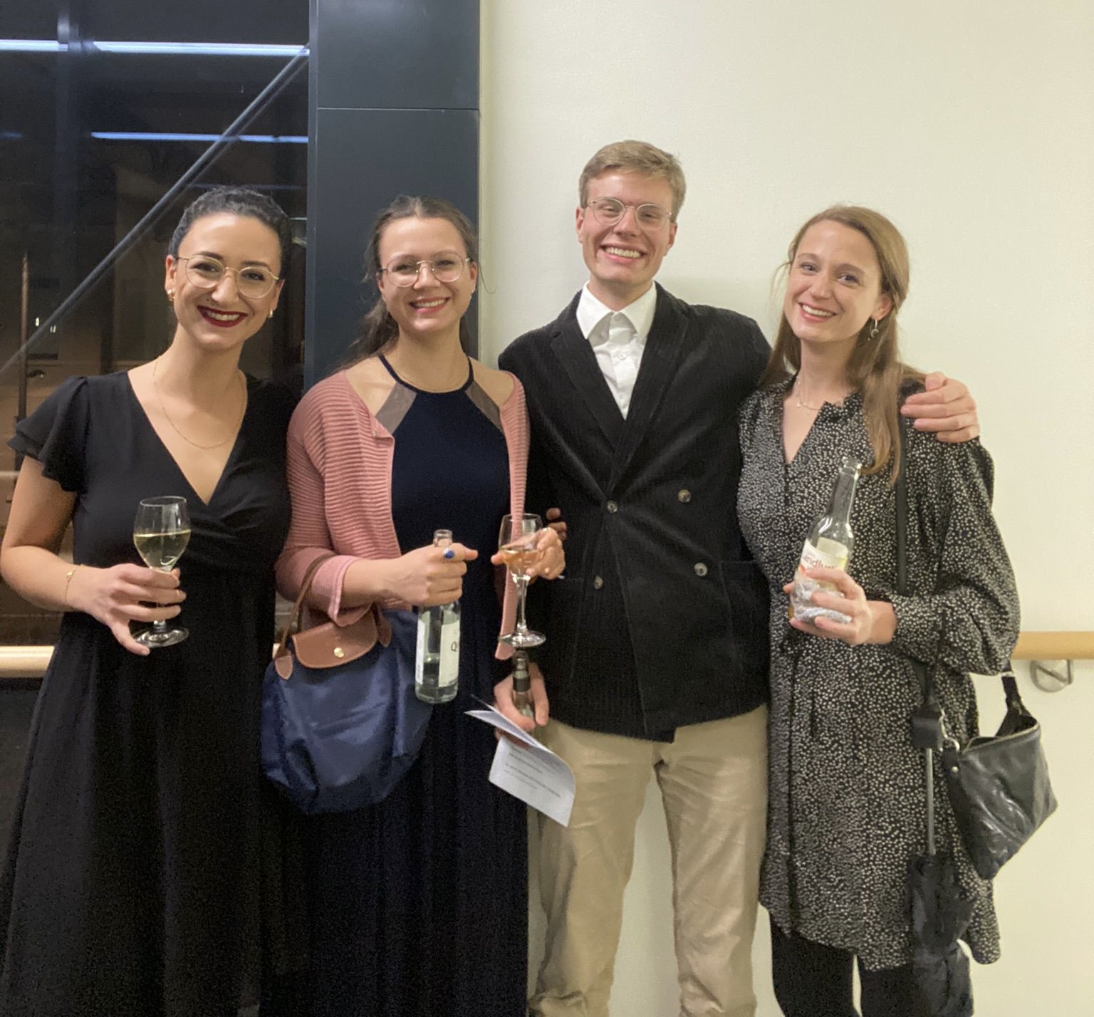 Lena Lippert (ganz rechts) mit Kommiliton*innen während eines Besuchs im Staatstheater Oldenburg. Foto: privat Lena Lippert (ganz rechts) mit Kommiliton*innen während eines Besuchs im Staatstheater Oldenburg. Foto: privat