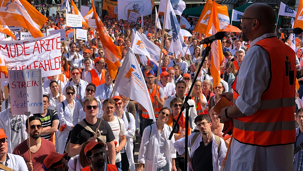 Demonstration vor dem Berliner Abgeordnetenhaus für mehr Krankenhausinvestitionen