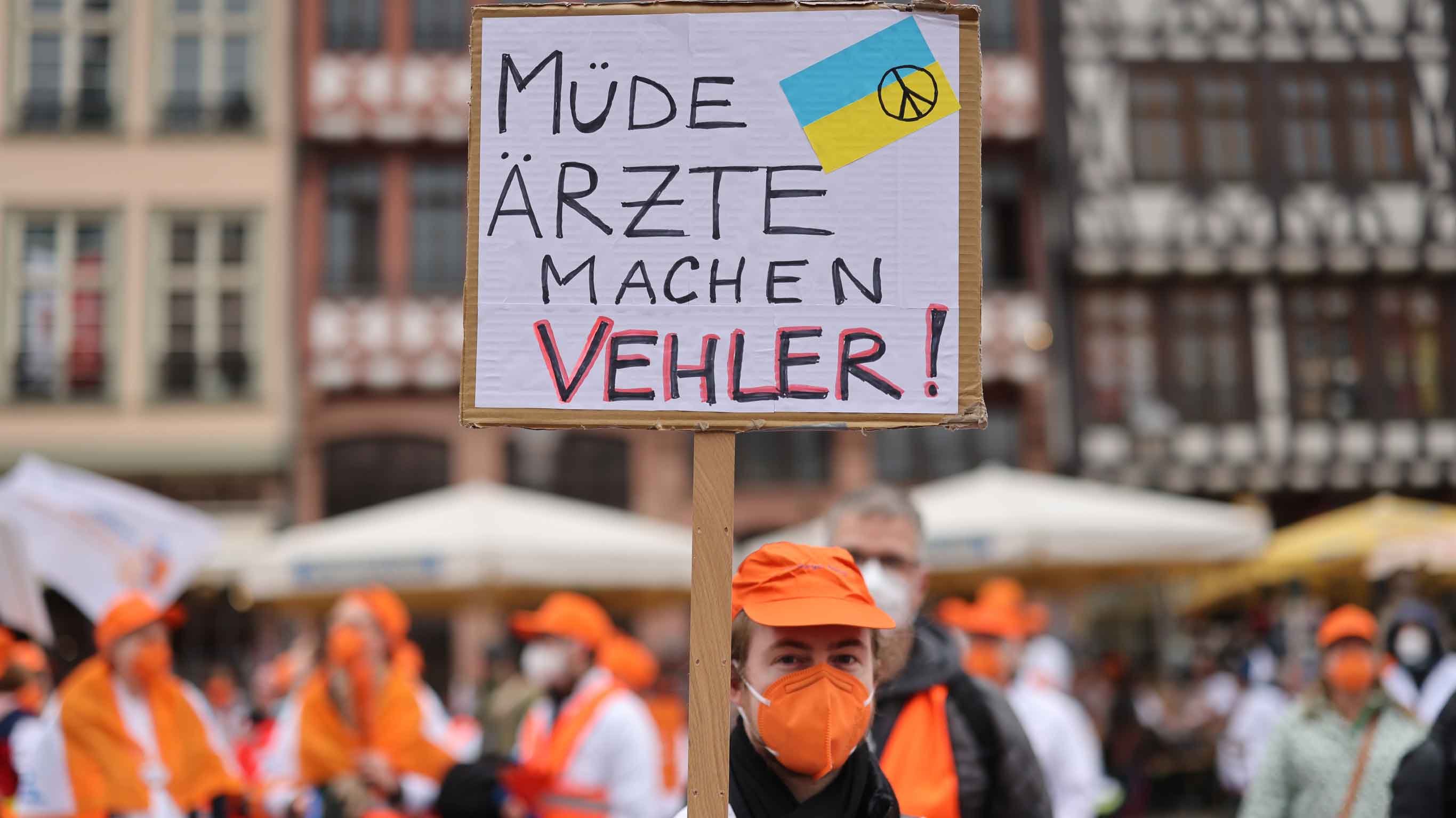 Für ihre Forderungen gingen die Klinikärzt*innen am 31. März in Frankfurt auf die Straße.