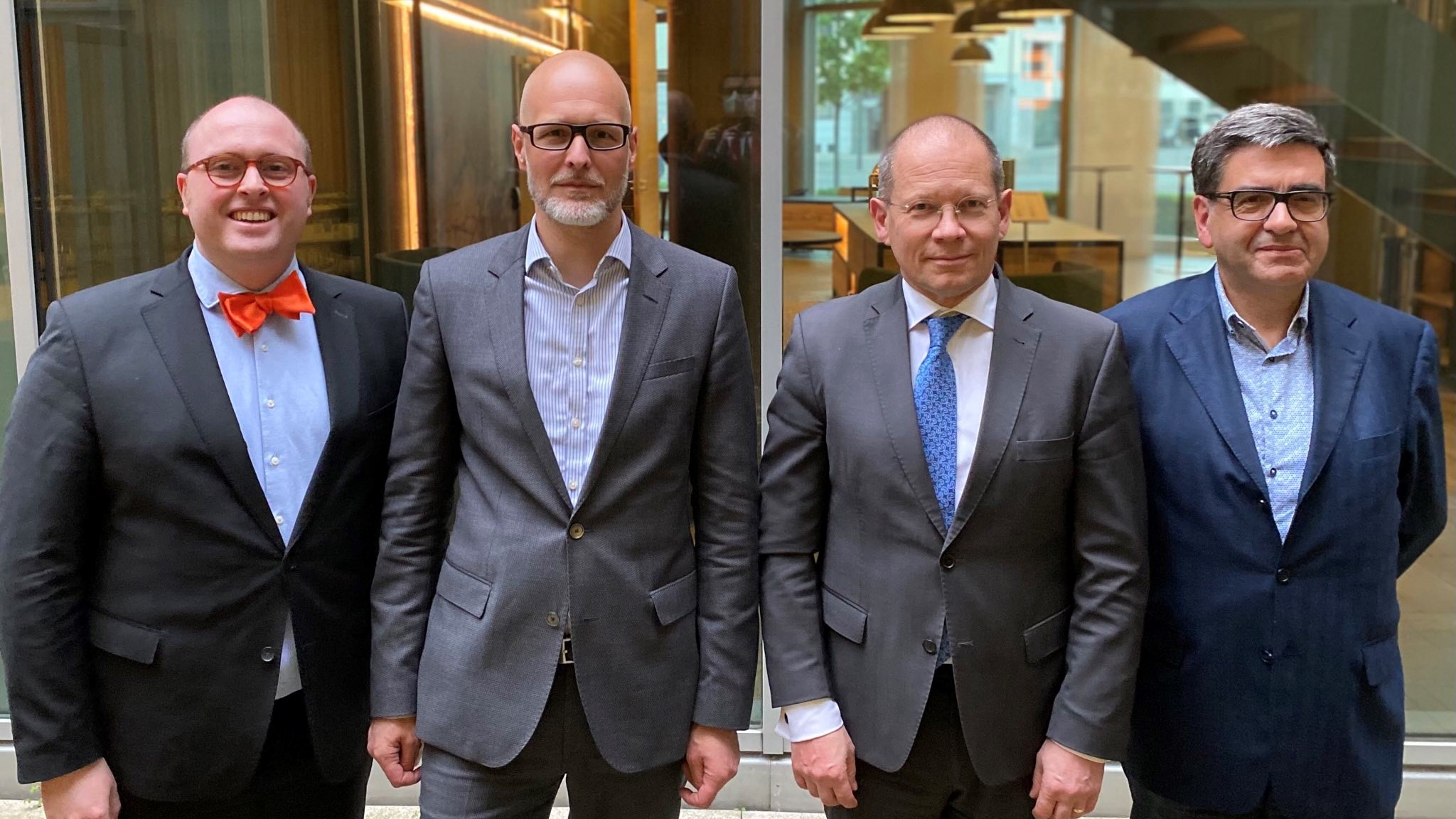 Auf dem Bild (v.l.n.r.): Dr. Alexander Schultze (Mitglied Verhandlungskommission aus Hamburg), Christian Twardy (Verhandlungsführer, Leiter des Tarifreferates des Marburger Bundes Deutschland) Dr. Andreas Botzlar (Stv. Bundesvorsitzender des Marburger Bundes), Dr. Hans-Christoph Kühnau (Mitglied Verhandlungskommission aus Hamburg)