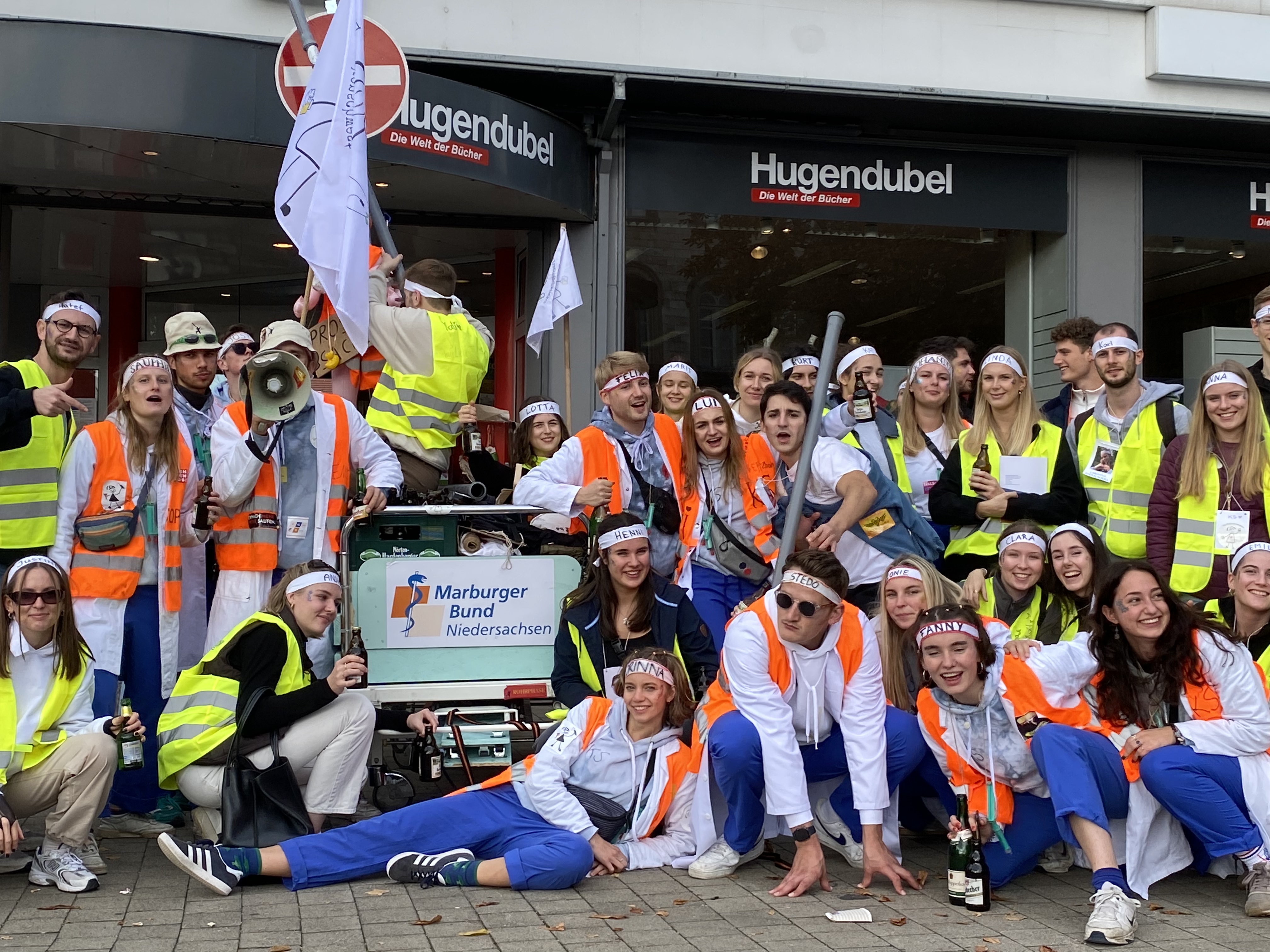 Topfit und mit Team-Wagen bestens ausgestattet bei der Stadt-Rallye: Die Krankenschwestern mit den neuen Studis! Foto: Stephanie Hübner