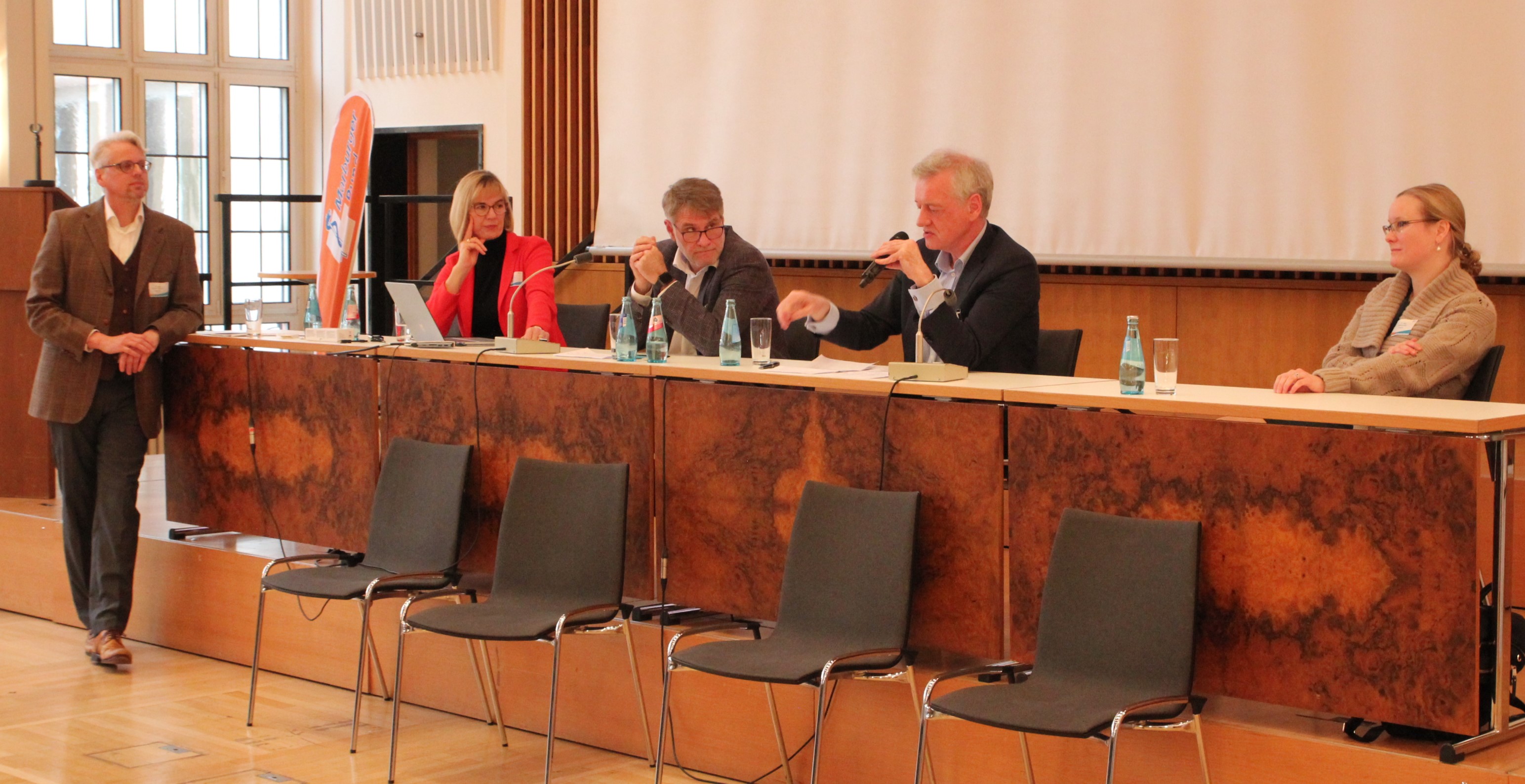 Podiumsdiskussion zum Thema „Wer versorgt in Zukunft Hessen? Fachkräftemangel im Gesundheitswesen“: von links Dr. Christian Schwark, Dr. Susanne Johna, Prof. Dr. Steffen Gramminger, Prof. Dr. Ferdinand M. Gerlach und Dr. Susanne Betz. 