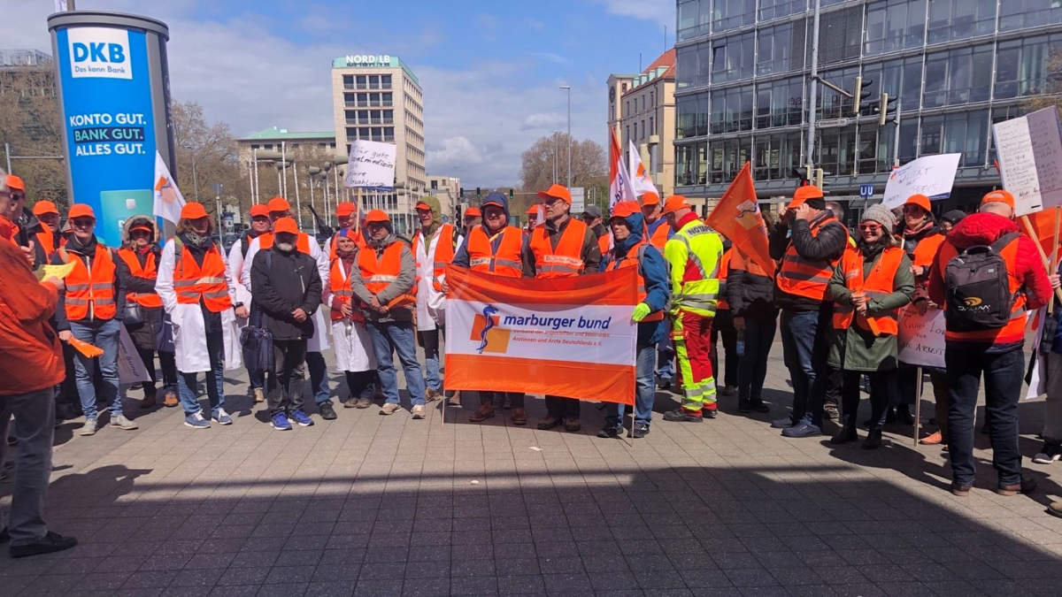 Streikende Ärztinnen und Ärzte des MD in Hannover