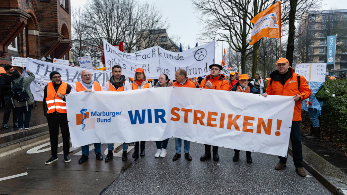 Streikende Ärztinnen und Ärzte beim Warnstreik am 21. März in Hamburg