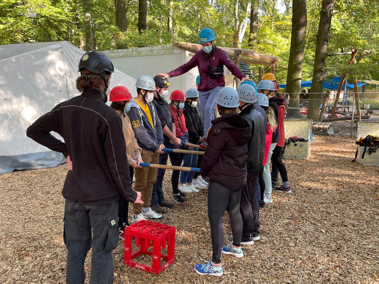 Bei gemeinsamen Aktionen – wie hier im Hochseilgarten – geht’s um Teambuilding und Spaß! Foto: privat