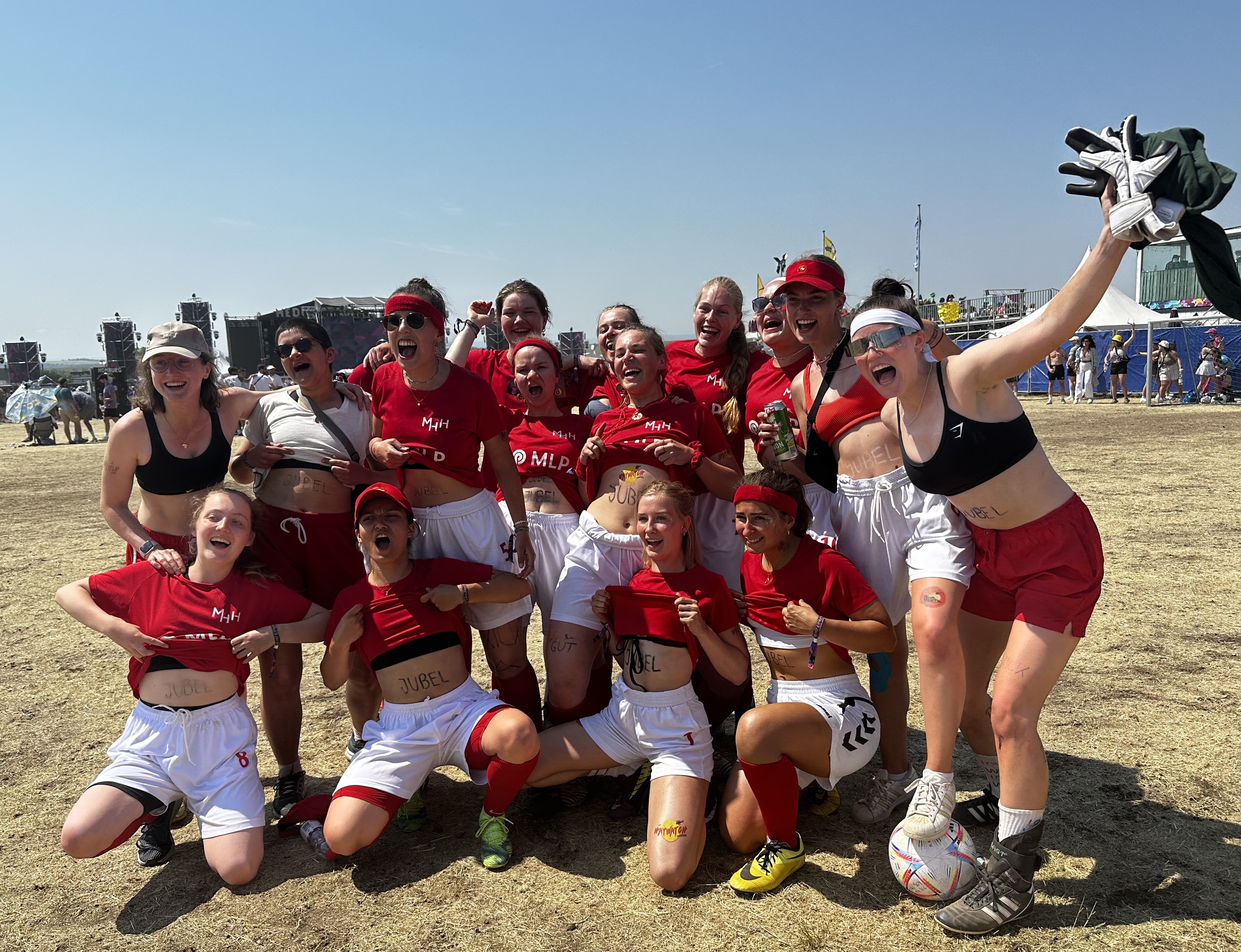In rot-weiß und mit Jubelgarantie: Die Haywatch-Fussballerinnen. Foto: privat In rot-weiß und mit Jubelgarantie: Die Haywatch-Fussballerinnen. Foto: privat