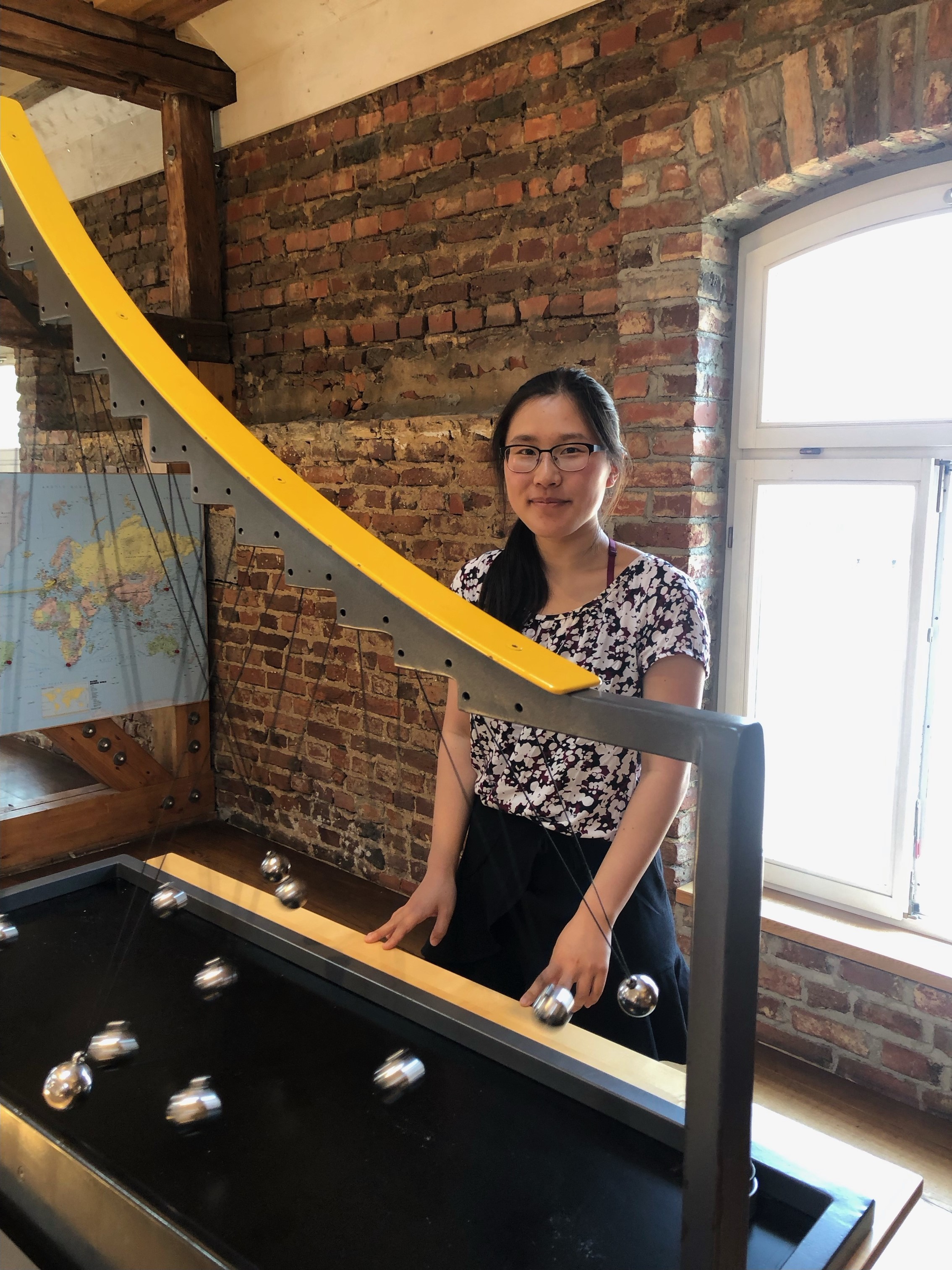 Die Göttinger Medizinstudentin Michelle Yi Ran Tran, hier bei einem Pendelversuch im Mathematikum, ist Deutschlandstipendiatin des MB Niedersachsen. Foto: privat Die Göttinger Medizinstudentin Michelle Yi Ran Tran, hier bei einem Pendelversuch im Mathematikum, ist Deutschlandstipendiatin des MB Niedersachsen. Foto: privat