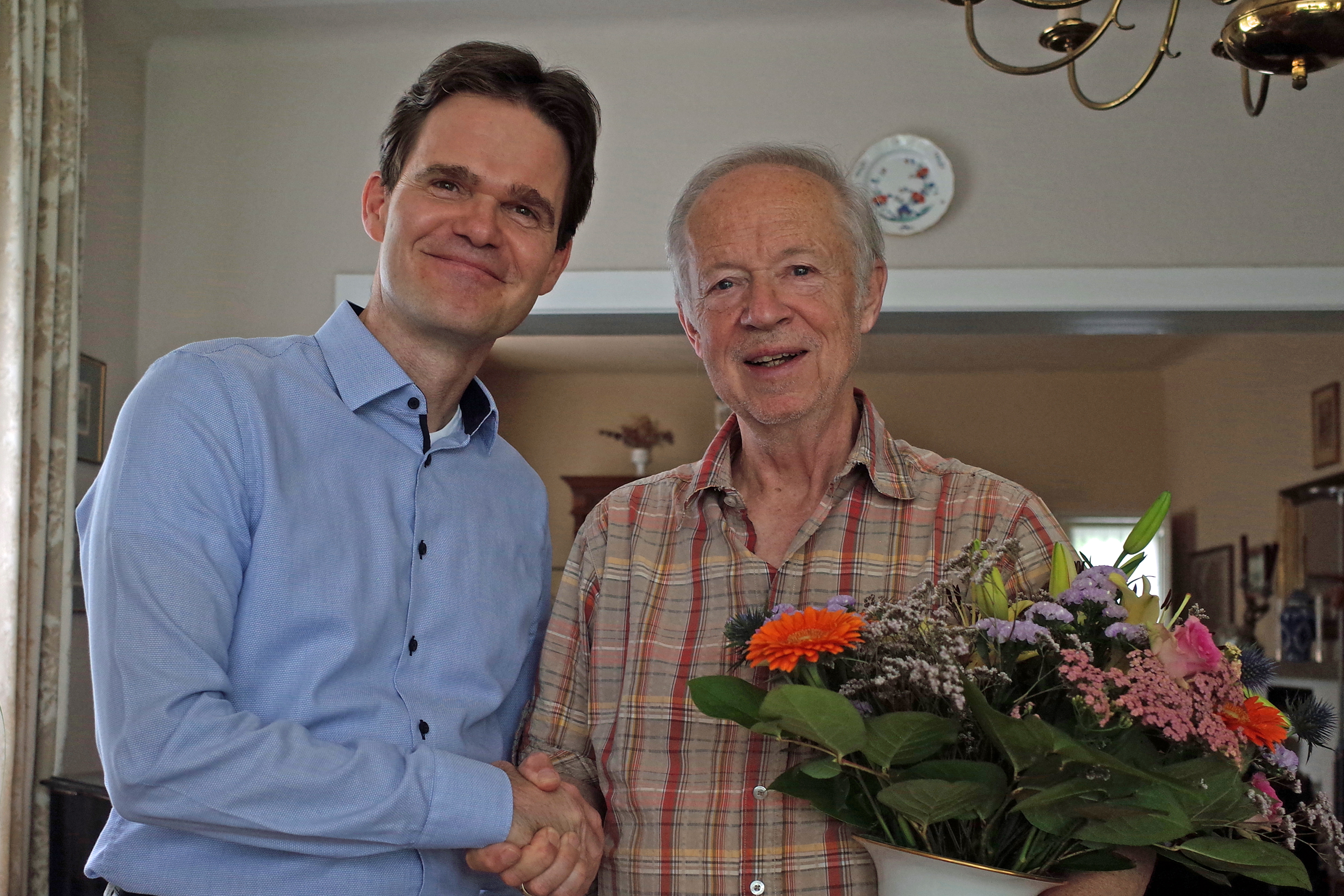 Dr. Thomas Fritz (links) freut sich an seinem 80. Geburtstag über Glückwünsche des MB Sachsen von Landesverbandsgeschäftsführer Steffen Forner. Bild: MB Sachsen/Dolk 