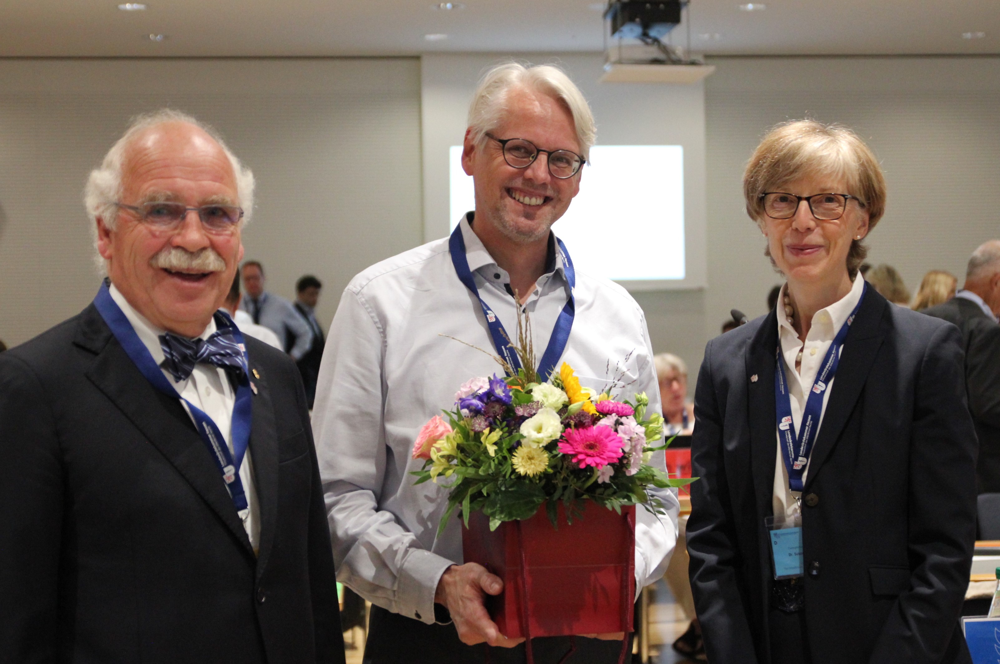 Der neue Vize-Präsident Dr. Christian Schwark (Mitte) mit dem Vorstand des Wahlausschusses: Dr. Susan Trittmacher und Dr. Gottfried von Knoblauch zu Hatzbach.
