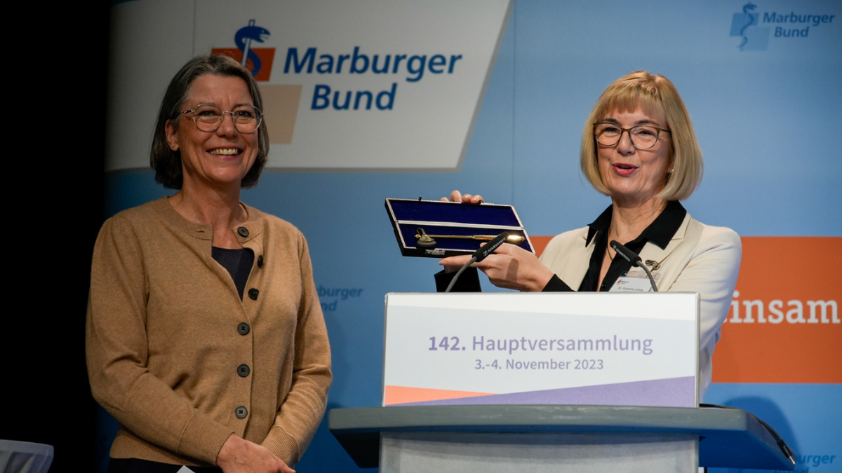 Dr. Susanne Johna überreicht Franziska Schlosser den goldenen Ehrenreflexhammer (Copyright: Mark Bollhorst) 