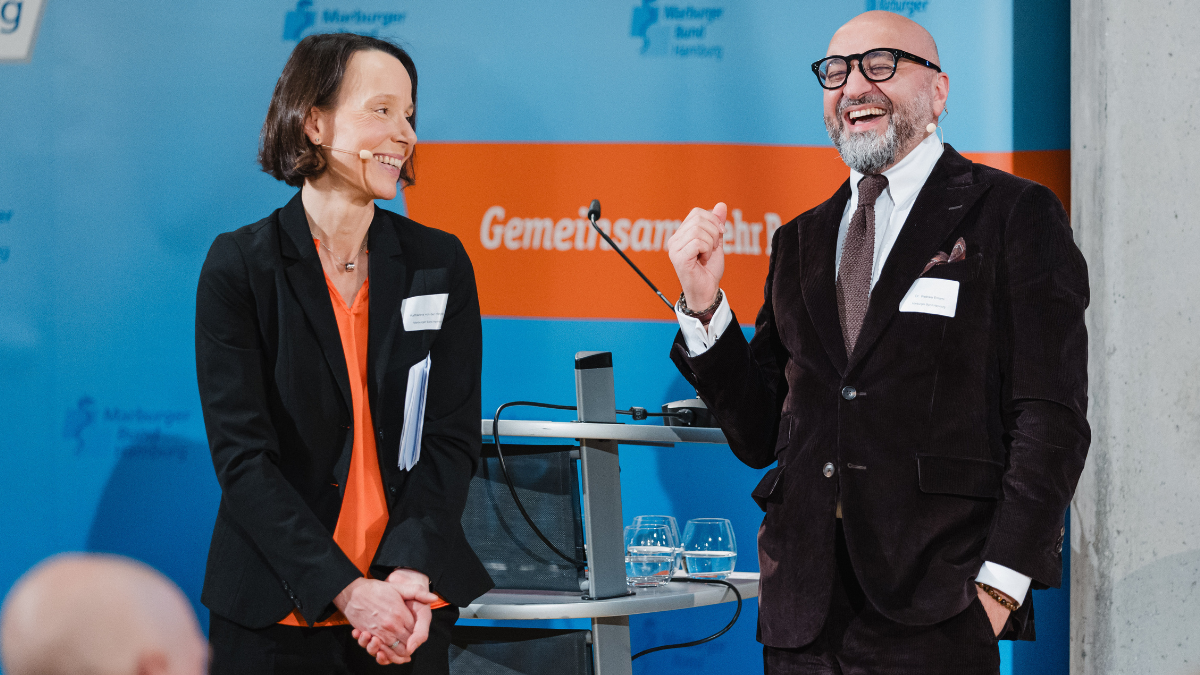 Geschäftsführerin Katharina von der Heyde und 1. Vorsitzender Dr. Pedram Emami heißen die Gäste willkommen Geschäftsführerin Katharina von der Heyde und 1. Vorsitzender Dr. Pedram Emami heißen die Gäste willkommen