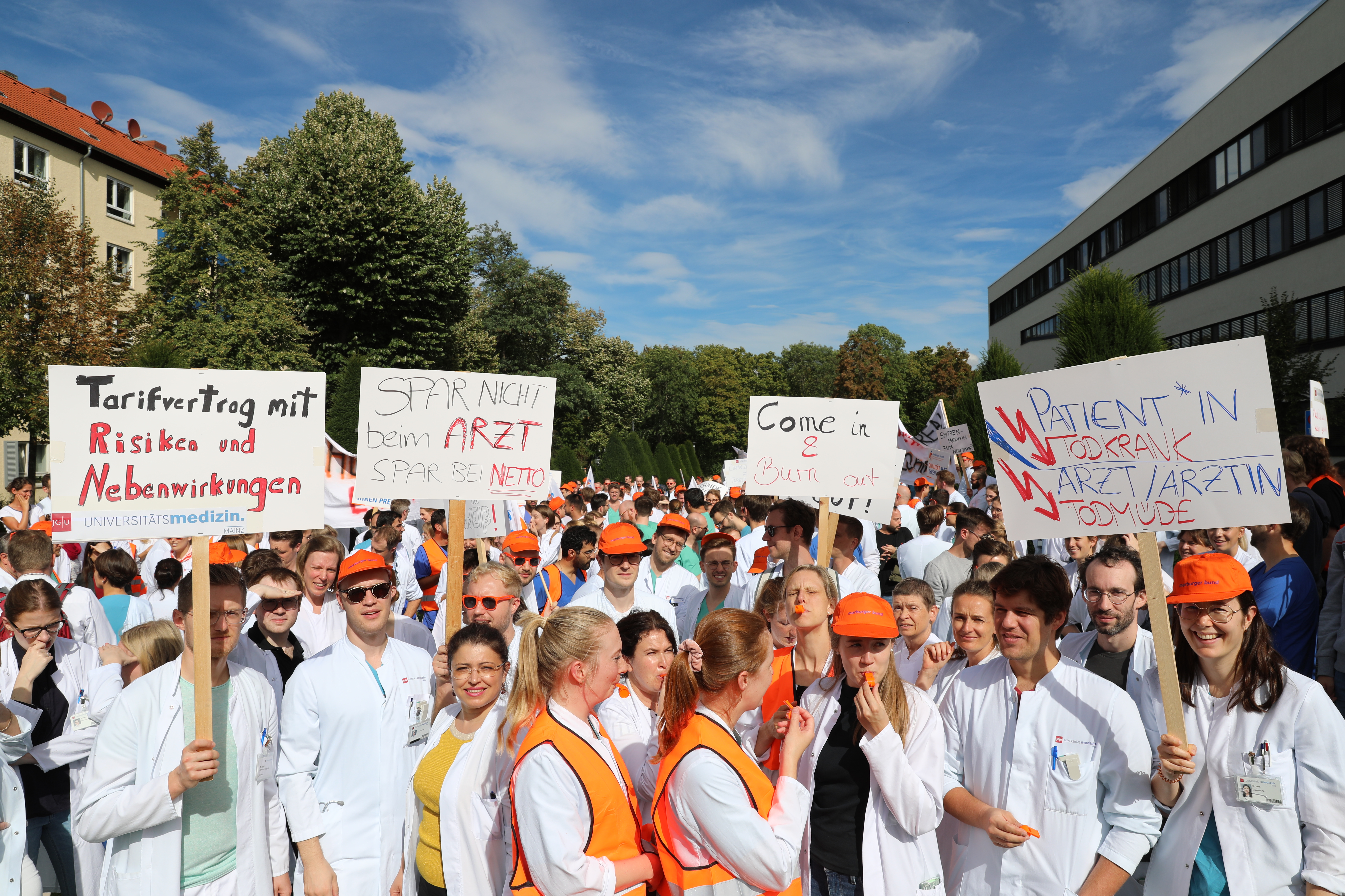 Über 500 Ärztinnen und Ärzte der Universitätsmedizin Mainz beteiligten sich vor der 4. Verhandlungsrunde Ende September am Warnstreik. Das großartige Engagement zahlte sich nun aus.
