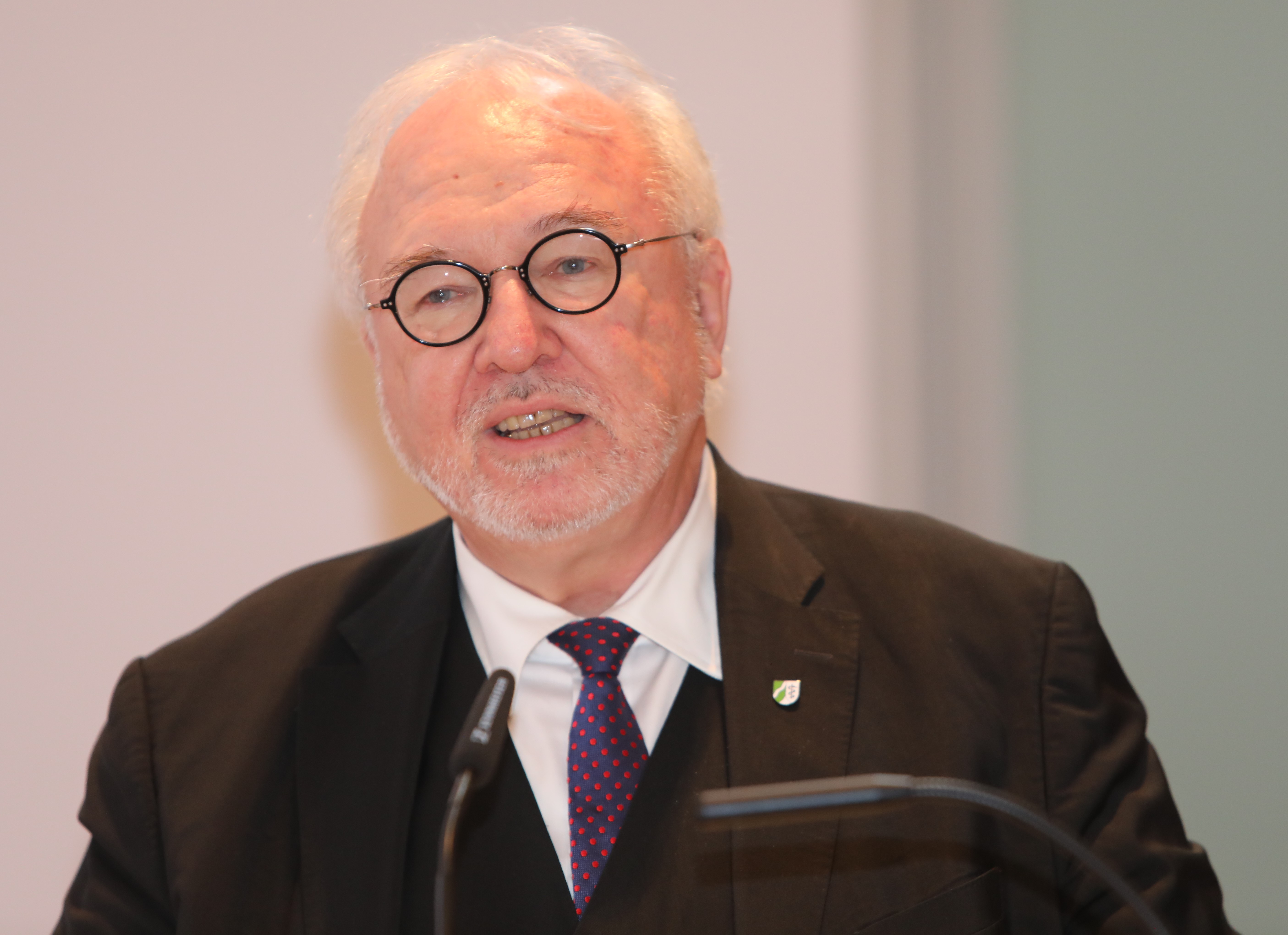 Kammerpräsident Rudolf Henke hielt zu Beginn der Kammerversammlung ein Plädoyer für Frieden und die Bewahrung der Demokratie 