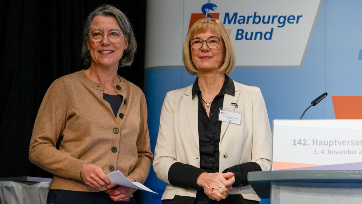 Franziska Schlosser (li.) und Susanne Johna (re.) bei der Hauptversammlung des Marburger Bundes im November 2023