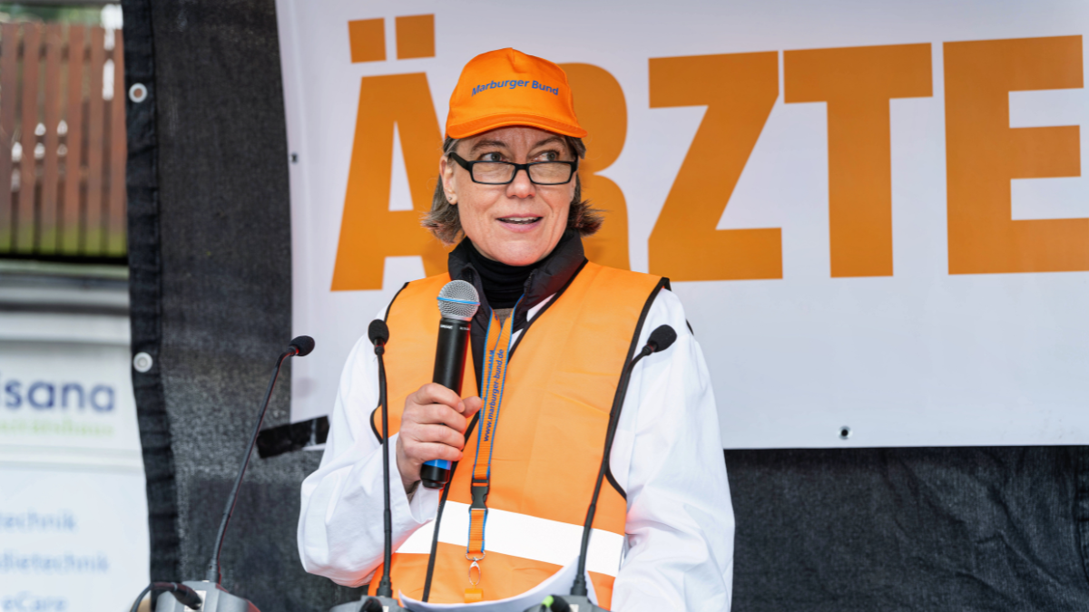 Franziska Schlosser auf der Kundgebung des Ärztestreiks im März 2023