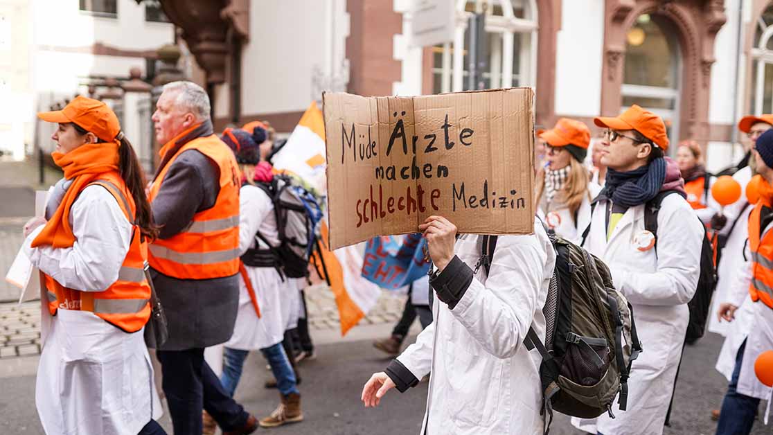 Auch 2020 mussten Ärzt*innen der TdL ihre Forderungen mit einem Warnstreik deutlich machen. Foto: Mirko Krenzel