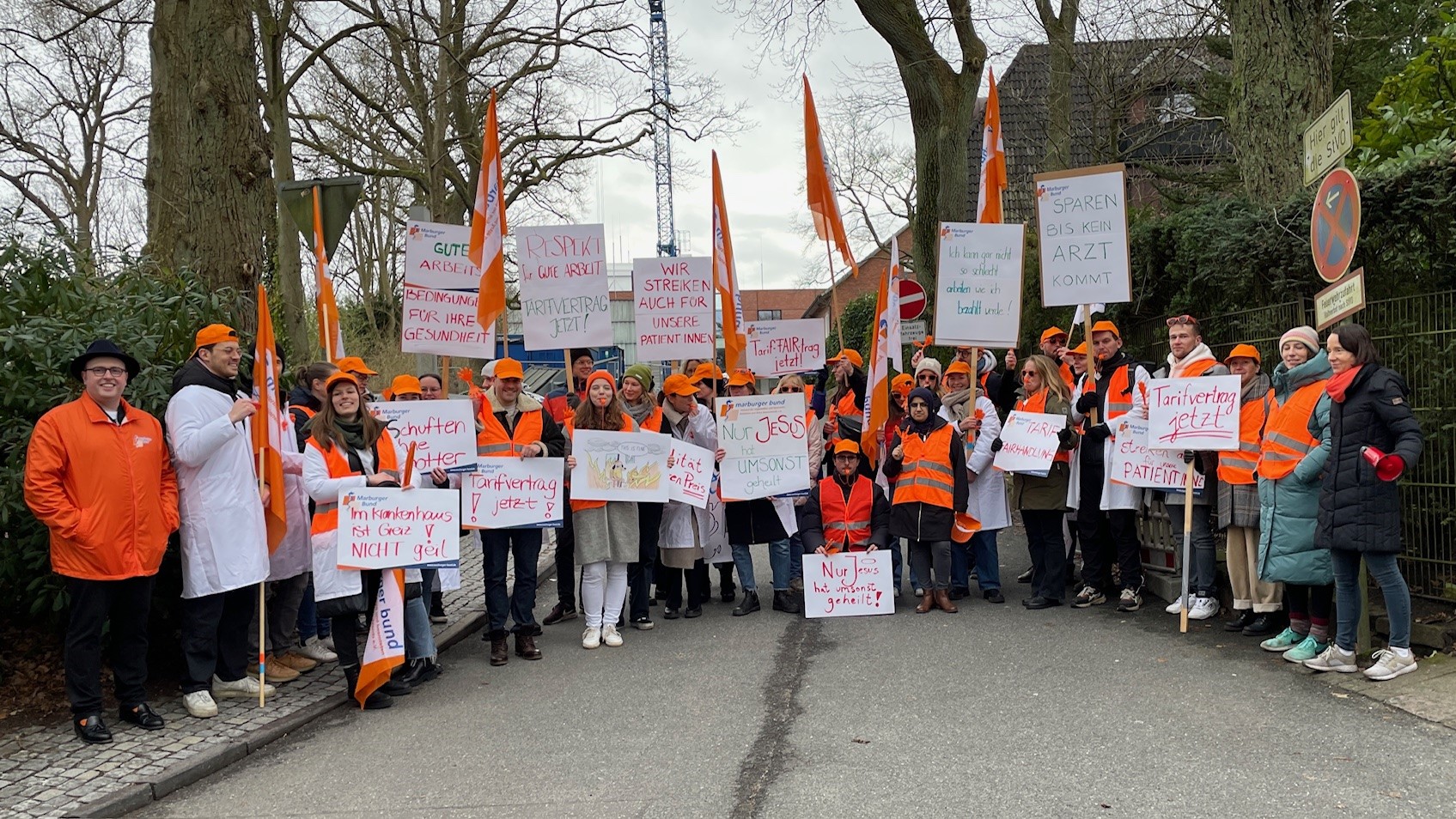 Ärztinnen und Ärzte demonstrieren vor dem Krankenhaus Tabea