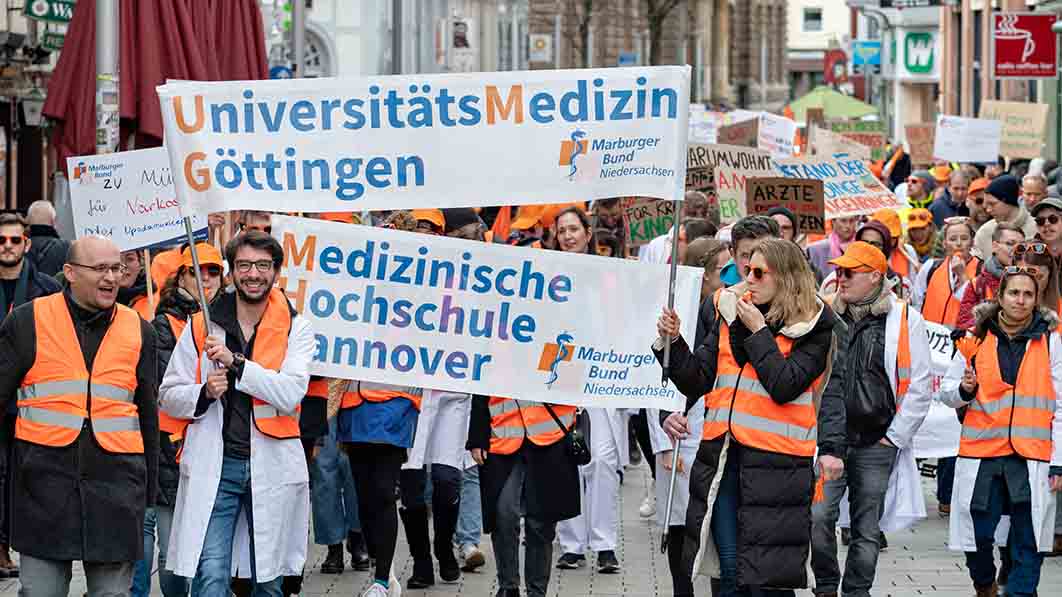 Zuletzt waren die Ärzt*innen der Unikliniken am 11. März auf der Straße, hier in Göttingen. Foto: N. Richter für MB Nds
