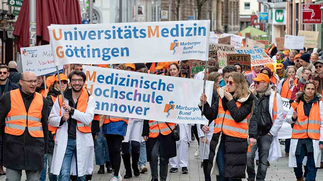 Zuletzt waren die Ärzt*innen der Unikliniken am 11. März auf der Straße, hier in Göttingen. Foto: N. Richter für MB Nds Zuletzt waren die Ärzt*innen der Unikliniken am 11. März auf der Straße, hier in Göttingen. Foto: N. Richter für MB Nds
