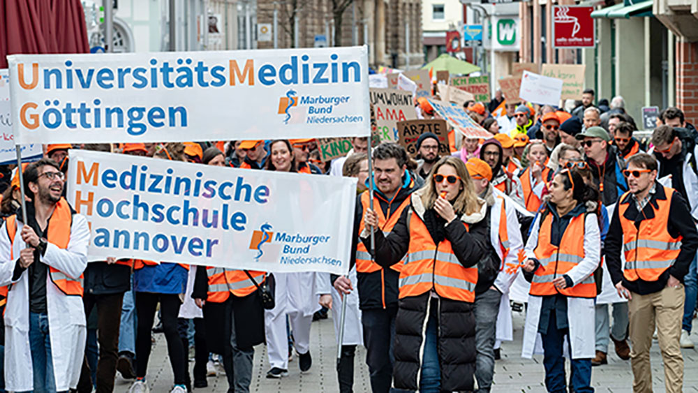 Über 300 Ärzt*innen der MHH und UMG zogen durch Göttingen. Foto: Niklas Richter für MB Nds