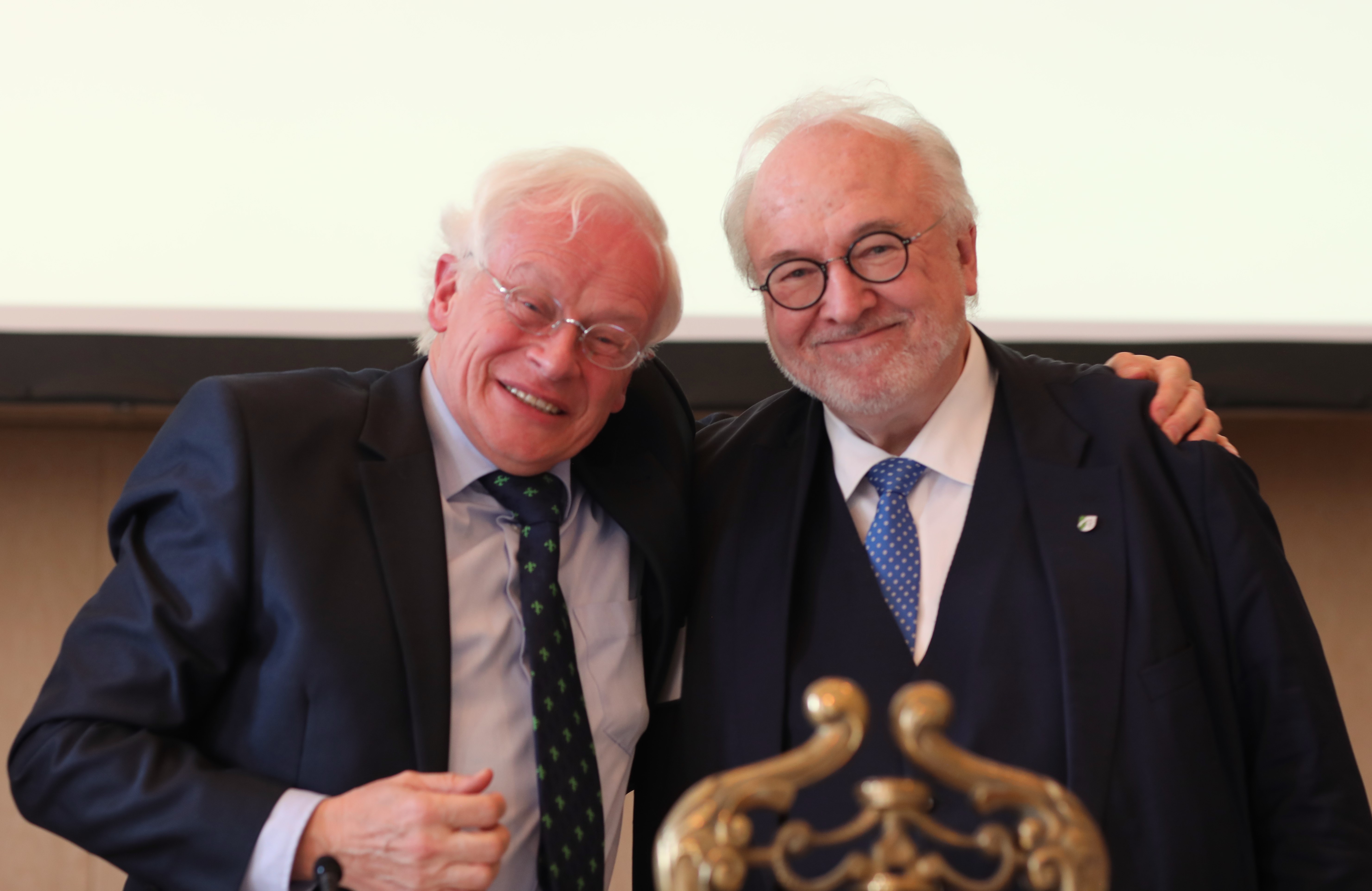 Vizepräsident Bernd Zimmer umarmte Kammerpräsident Rudolf Henke freundschaftlich nach seiner Ankündigung, nicht wieder für das Präsidentenamt anzutreten.
