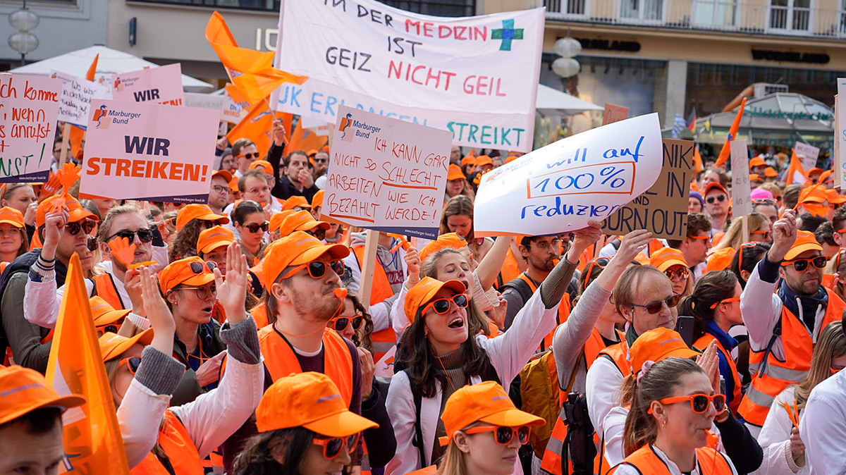 Streikende Ärztinnen und Ärzte auf dem Marienplatz in München