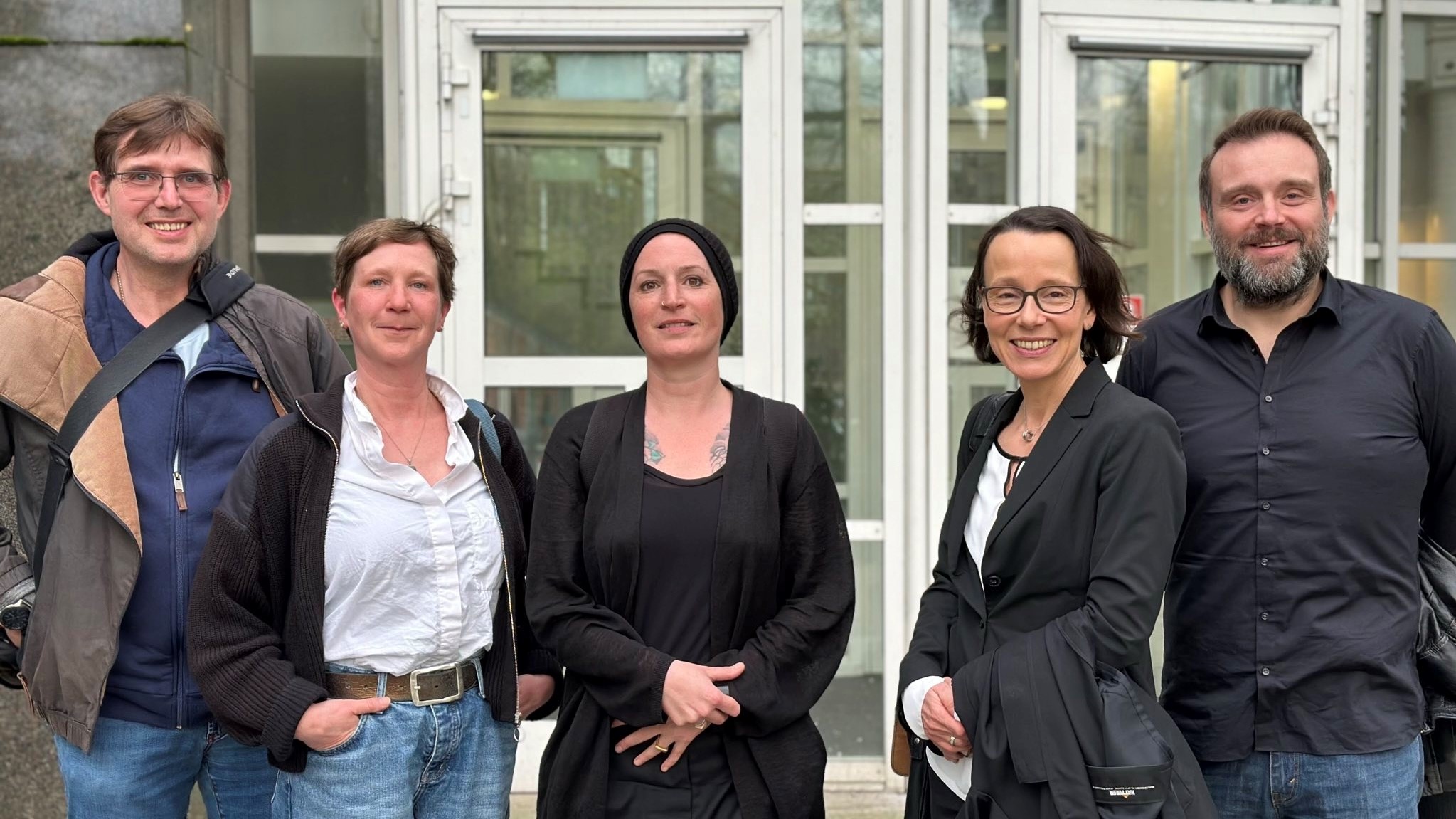 Vorstandsmitglieder, Mitglieder und die Geschäftsführerin des MB Hamburg freuen sich über den Erfolg vor dem Arbeitsgericht