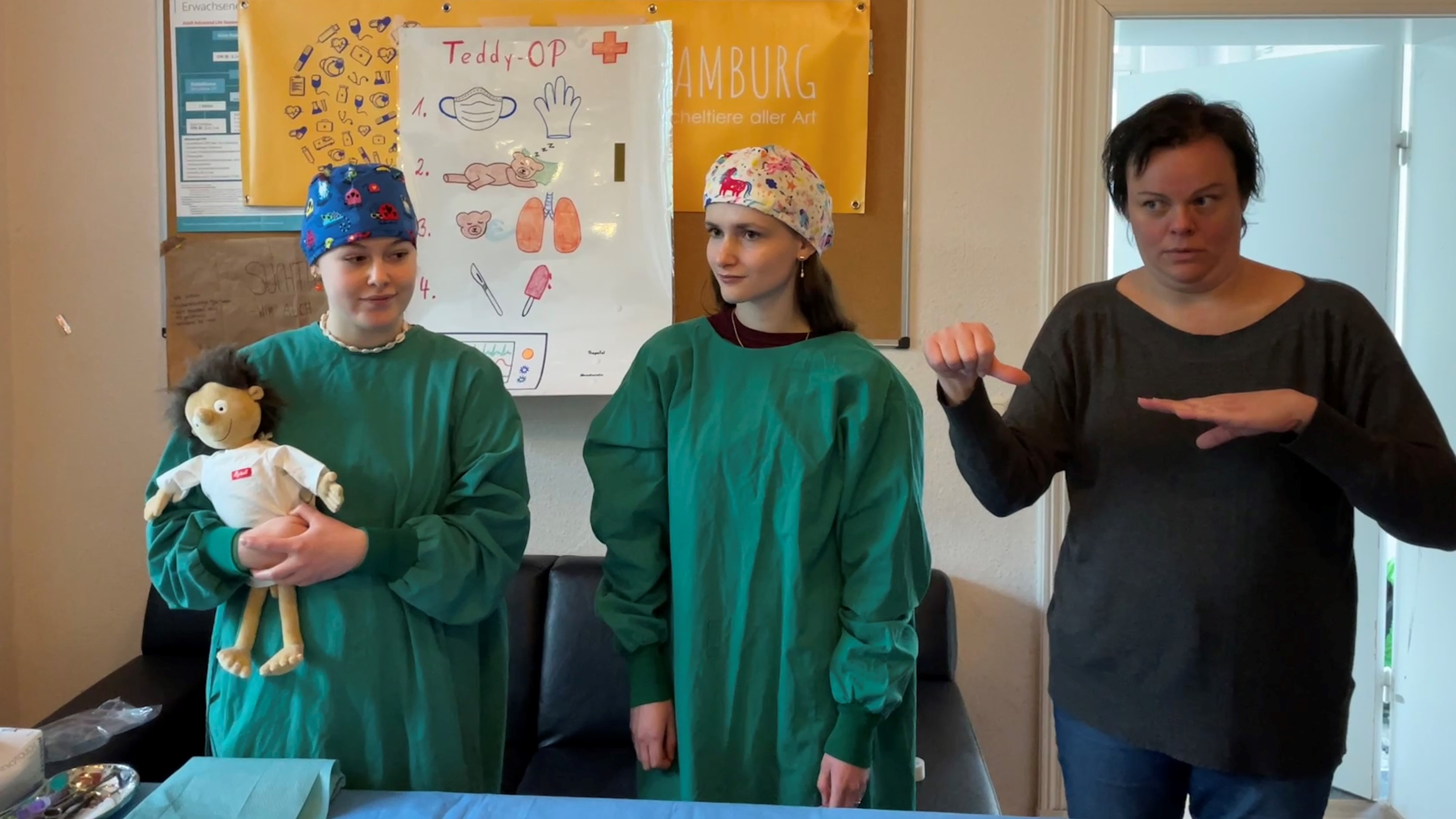 Das Team der Teddyklinik freut sich über den Besuch der Kinder aus der Elbschule.