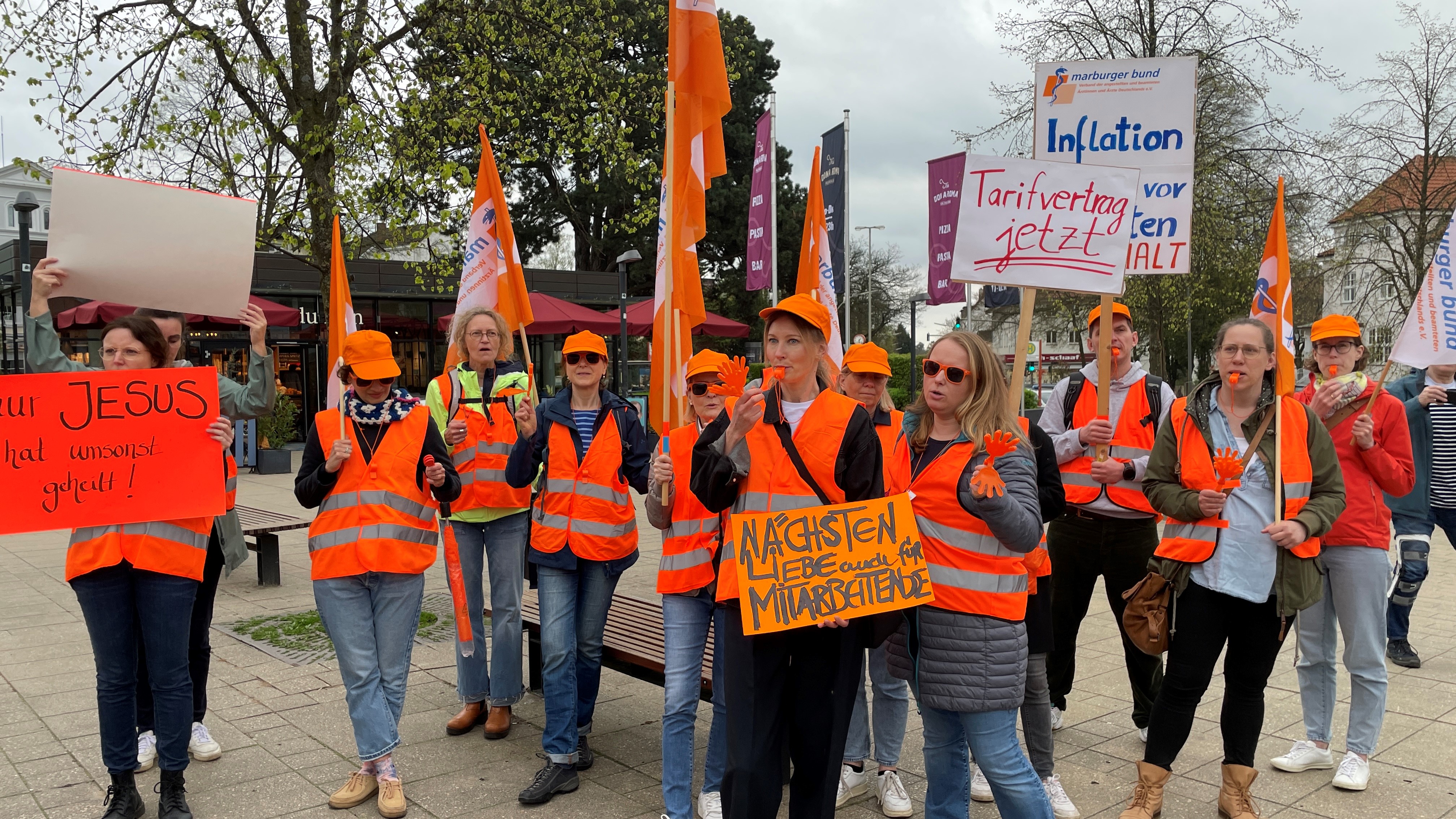 Ärztinnen und Ärzte des Krankenhauses Tabea ziehen durch Blankenese