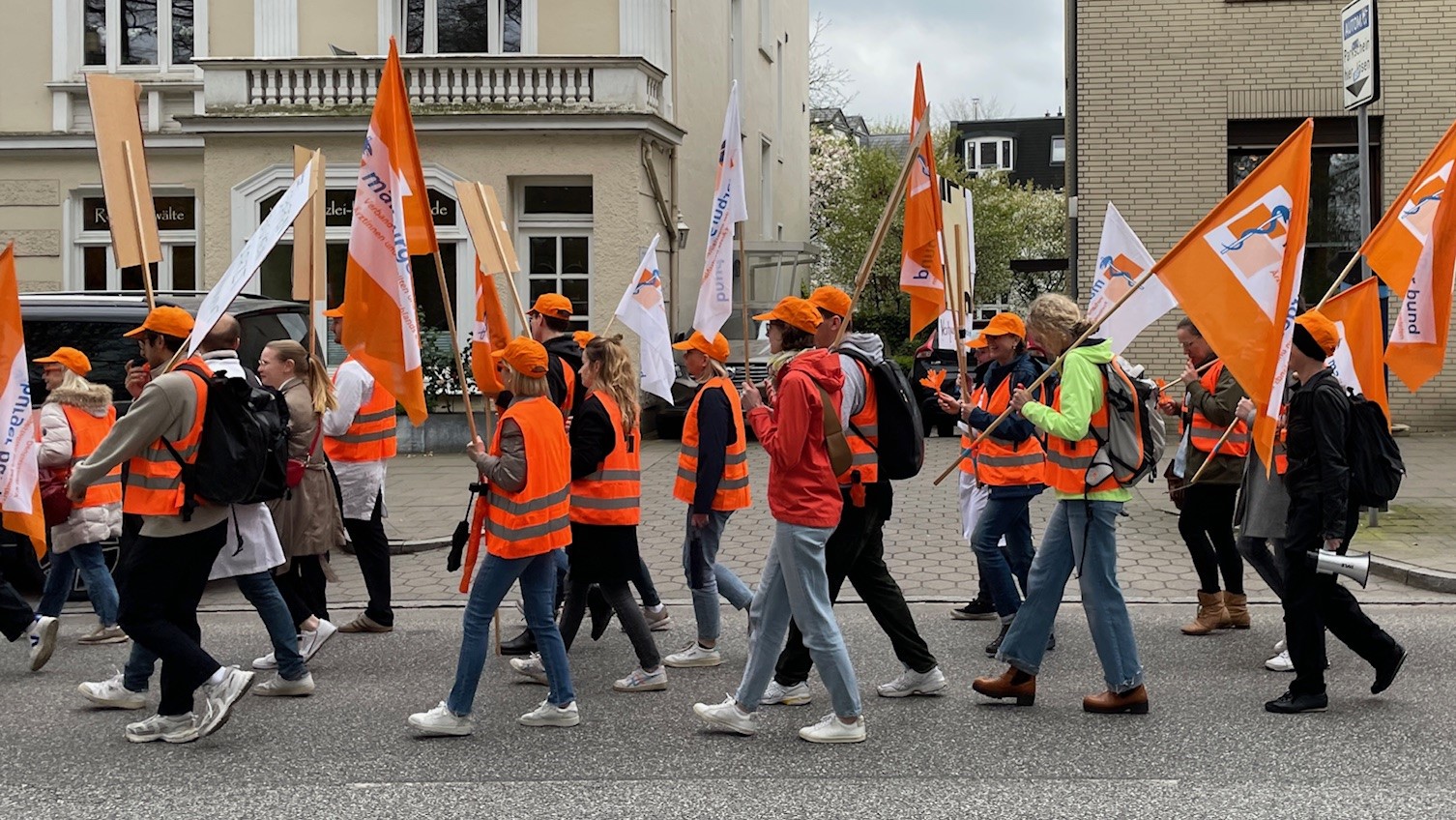 Bereits am 9. April zogen Ärztinnen und Ärzte im Rahmen eines Warnstreiks durch Blankenese