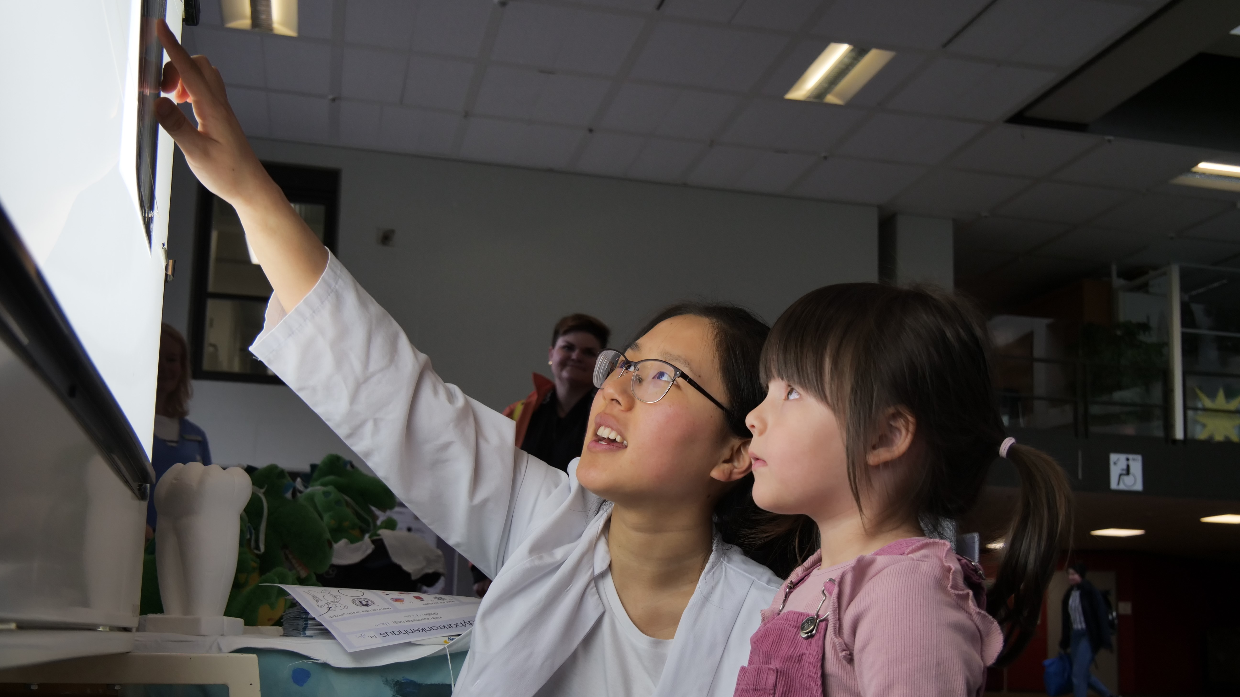 Warum hat der Teddy Bauchweh? Die Teddydocs, hier Michelle Tran, gehen mit den Kindern auf Spurensuche. Foto: privat