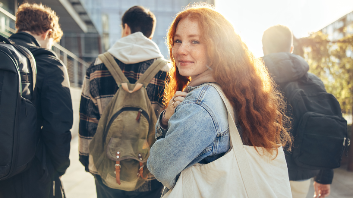 Studierende auf Campus