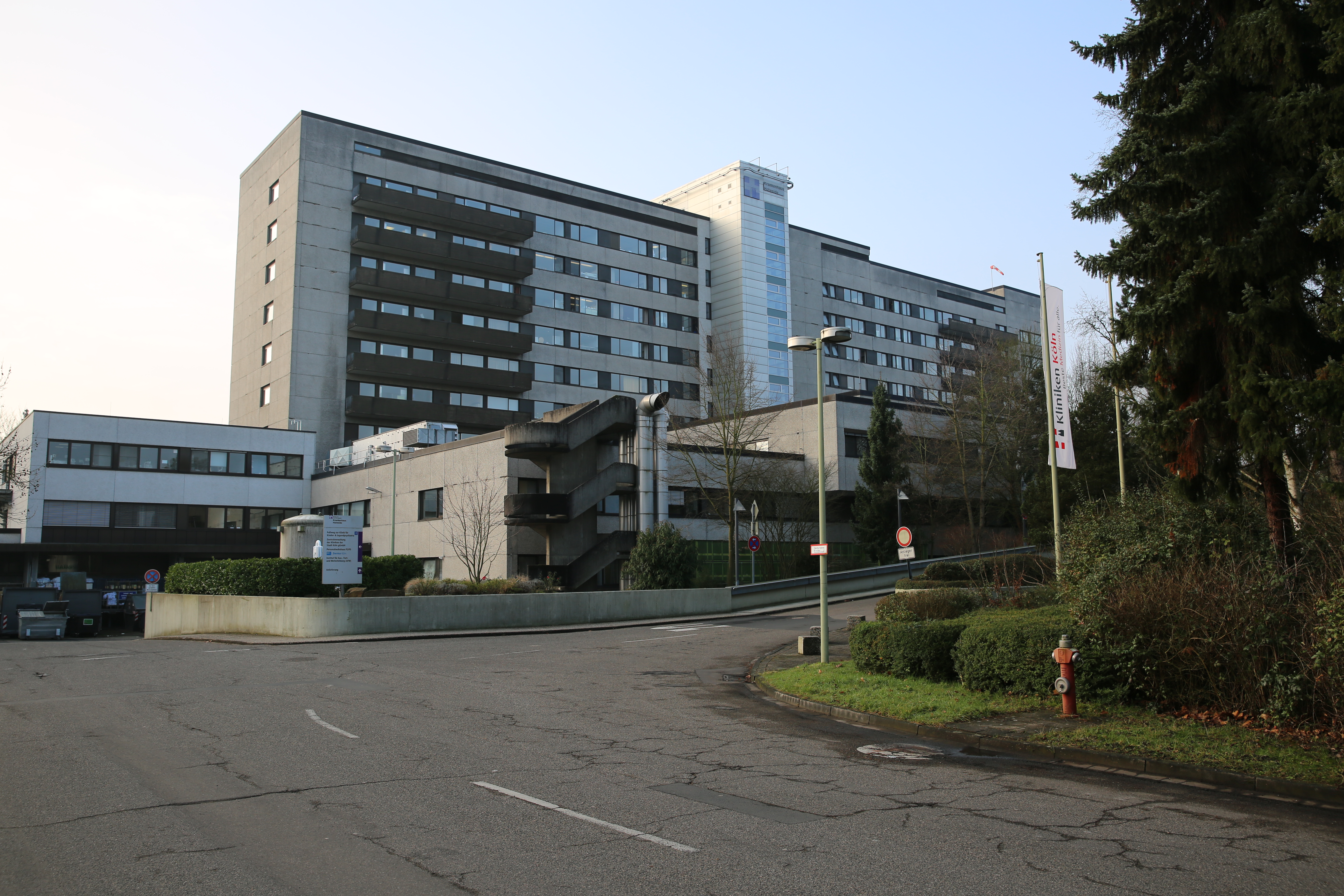 Die Kliniken der Stadt Köln erhalten vom Land 250 Millionen Euro für die Errichtung eines neuen Gesundheitscampus der Stadt Köln. Bei diesem Vorhaben sollen die drei Krankenhäuser zusammengelegt werden. Es wäre das Aus für den Standort Holweide..