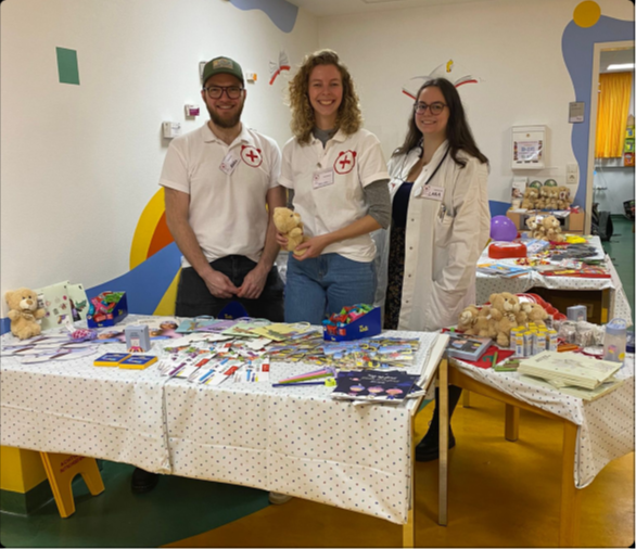 Engagiert und mit Herz dabei: Medizinstudierende helfen Kindern im Rahmen des Teddybärkrankenhauses spielerisch die Angst vor Arztbesuchen zu nehmen. Foto: privat Engagiert und mit Herz dabei: Medizinstudierende helfen Kindern im Rahmen des Teddybärkrankenhauses spielerisch die Angst vor Arztbesuchen zu nehmen. Foto: privat