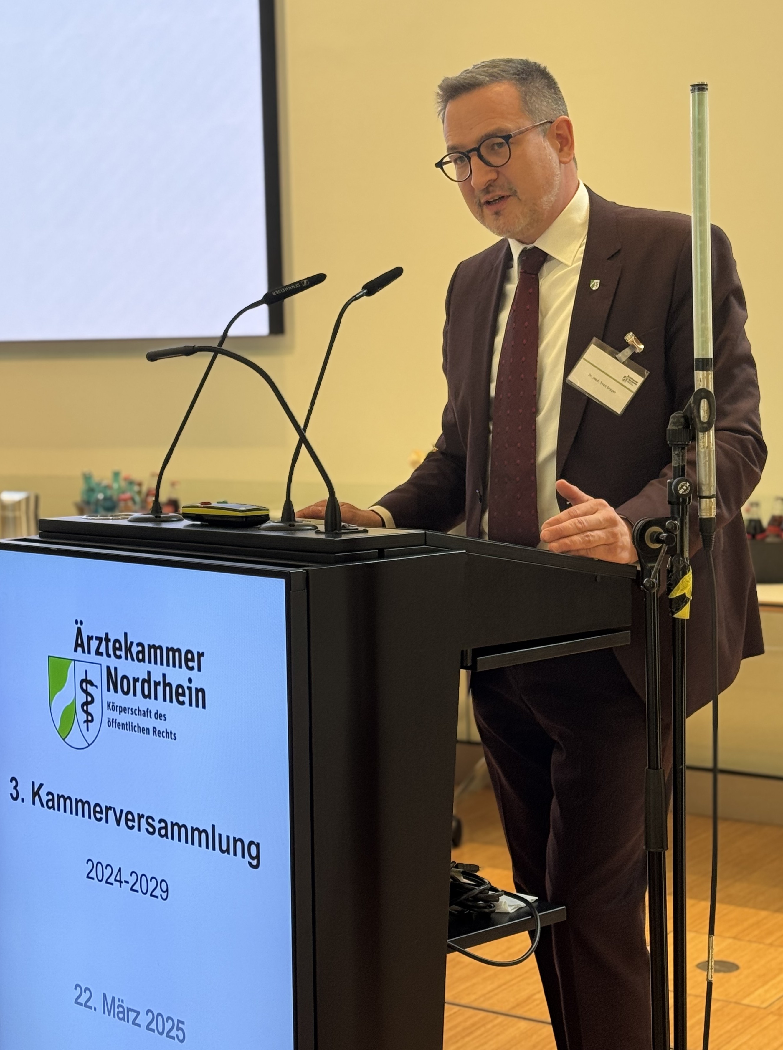 Der nordrheinische Kammerpräsident Dr. med. Sven Dreyer richtete an die Politiker in Berlin klare Worte.