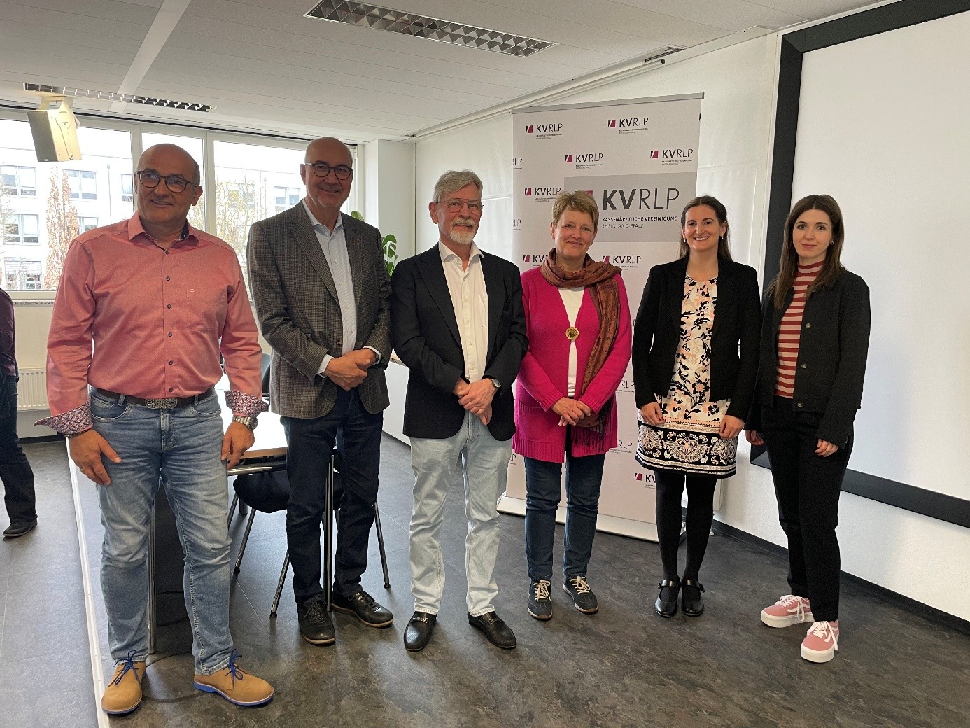 Der strukturelle Wandel in der ambulanten Medizin stand im Mittelpunkt einer Veranstaltung der KV RLP, zu der Dr. med. Karlheinz Kurfeß (M.), der Vorstandsbeauftragte der KV RLP, zum fünften Mal eingeladen hatte. Unter den Referenten war auch die MB-Juristin Janina Casper (2.v.re.), die rechtliche Aspekte beleuchtete.