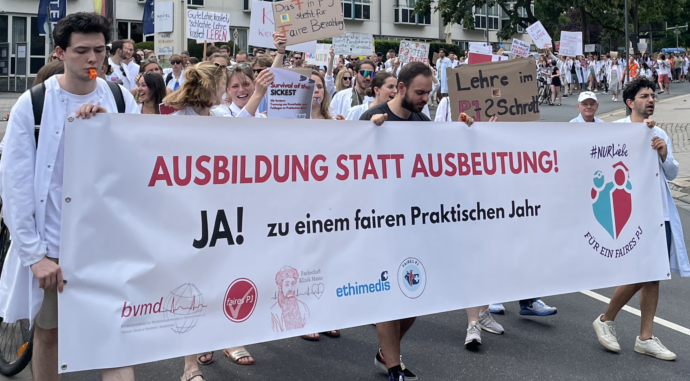 Medizinstudierende, die im Rahmen ihres PJ in einer hausärztlichen Praxis tätig sind, erhalten ab dem PJ-Frühjahr 2025 eine höhere finanzielle Unterstützung durch das Land.