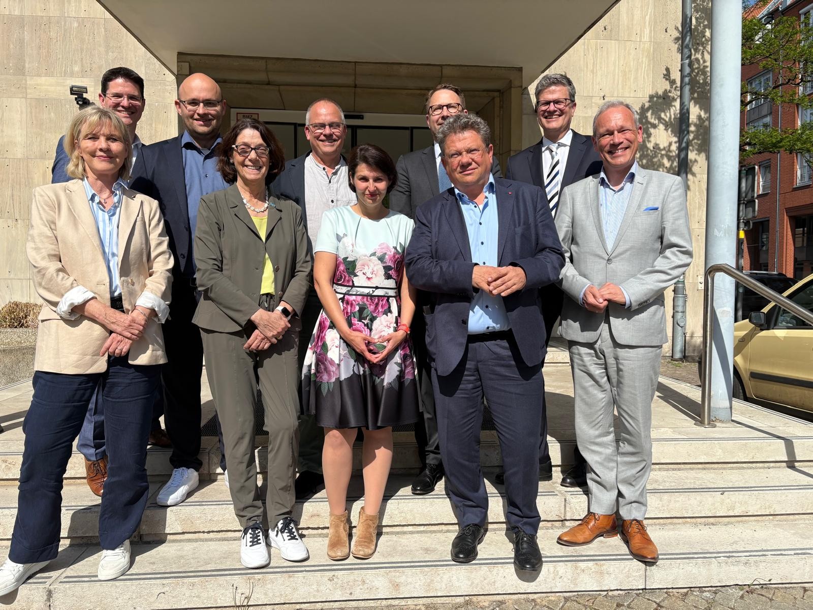 Geschlossen gegen die zunehmende Gewalt: Die Teilnehmenden des Anti-Gewalt-Gipfels mit dem niedersächsischen Sozialminister Dr. Andreas Philippi (3. v. r.). Foto: KVN Geschlossen gegen die zunehmende Gewalt: Die Teilnehmenden des Anti-Gewalt-Gipfels mit dem niedersächsischen Sozialminister Dr. Andreas Philippi (3. v. r.). Foto: KVN